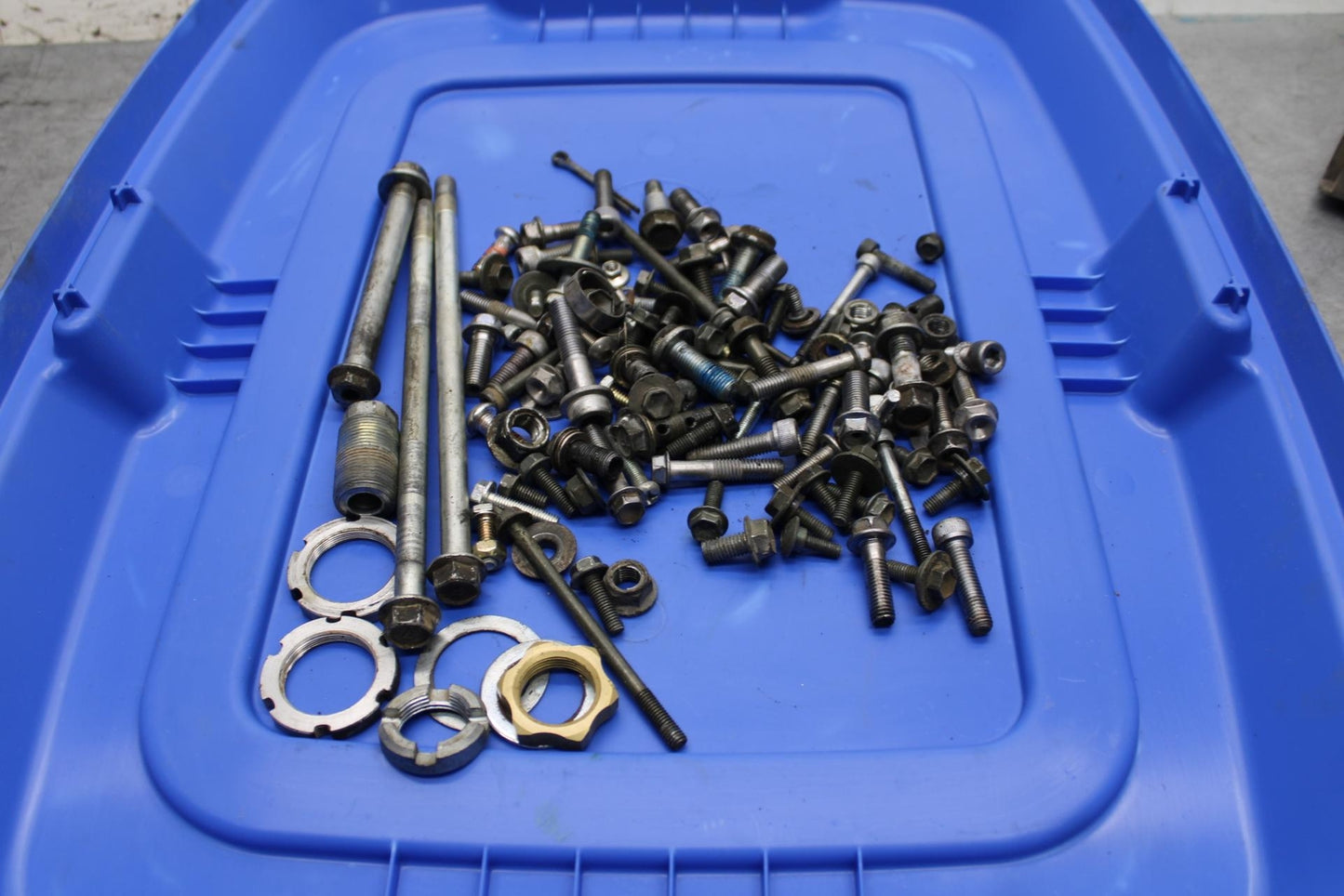 2001 Suzuki GSXR600  BOLTS HARDWARE MISCELLANEOUS SCREWS BB59