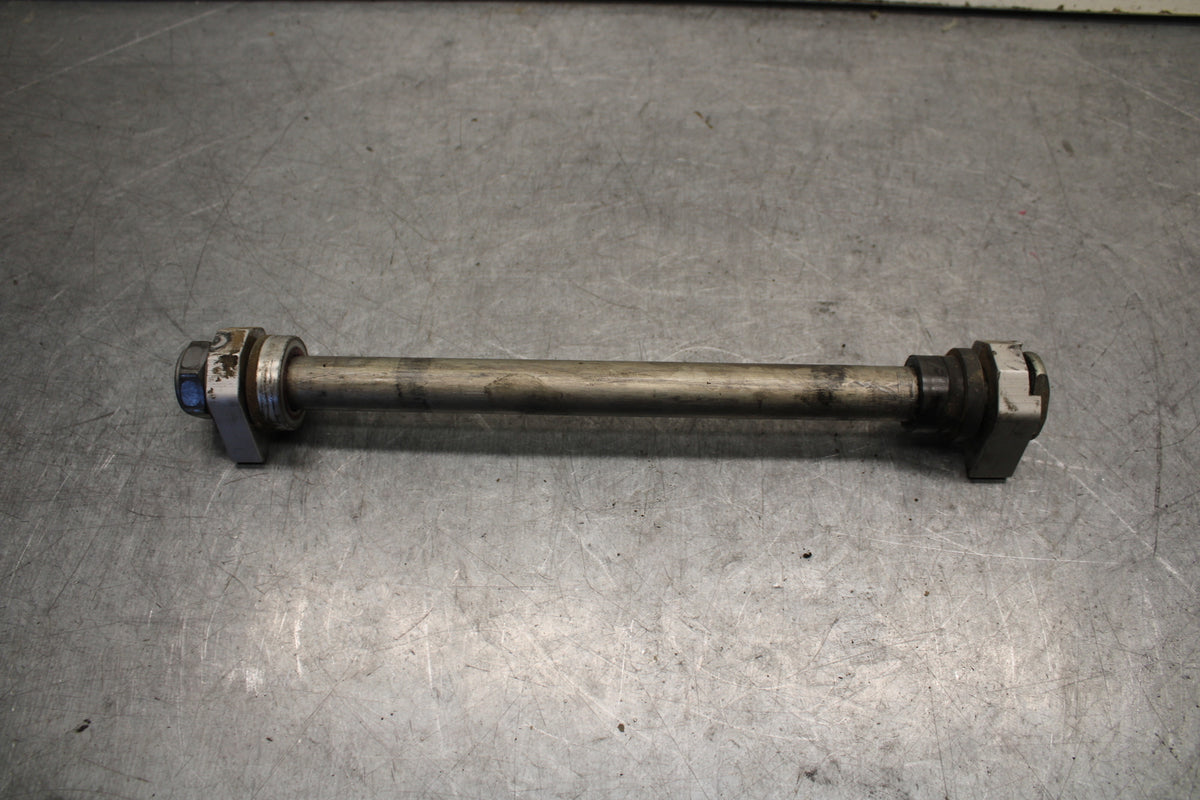 09-11 TRIUMPH DAYTONA 675 REAR AXLE BACK WHEEL RIM PIVOT BOLT AXEL BB652