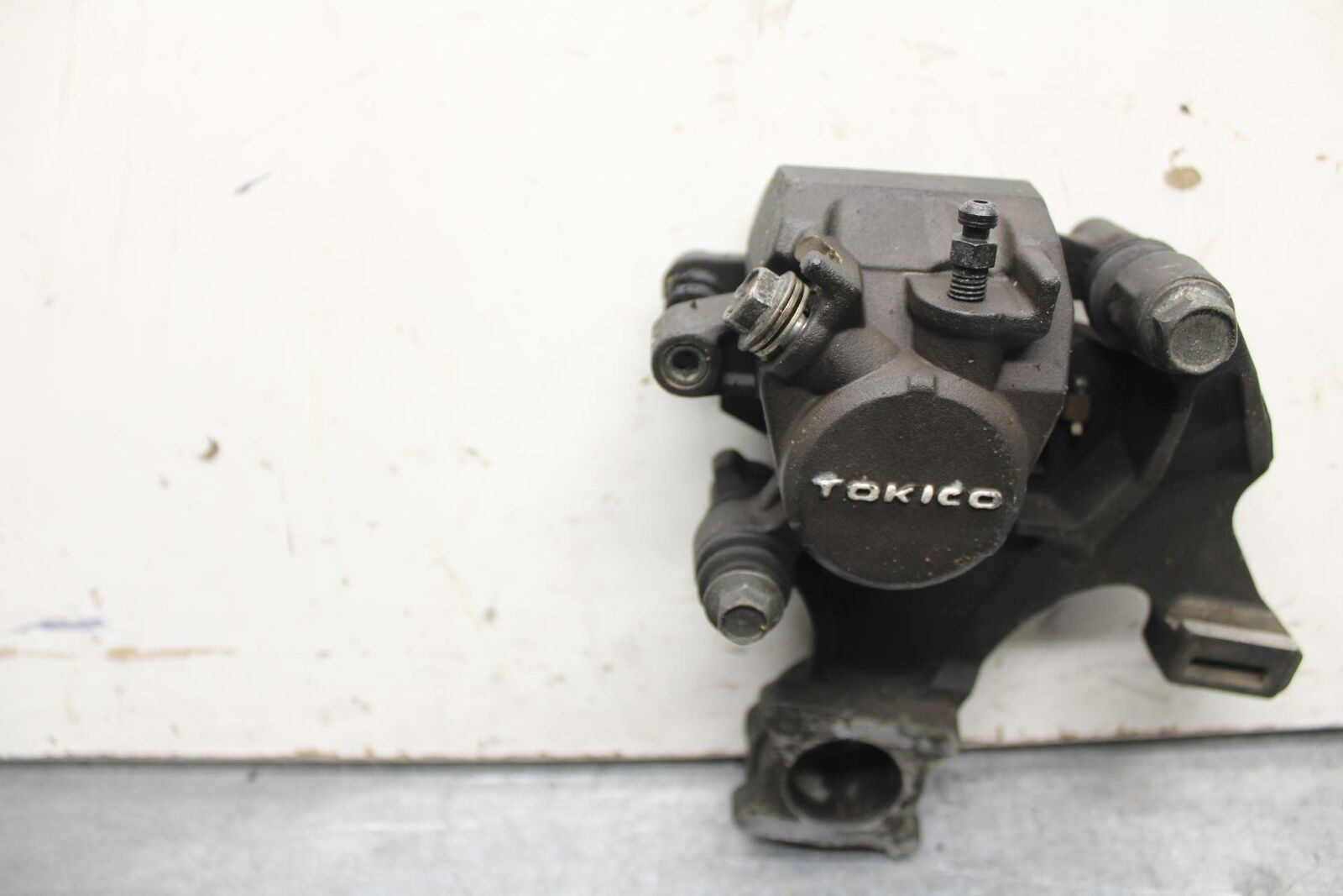 08-10 SUZUKI GSXR 600 750 REAR BACK BRAKE CALIPER W MOUNT BRACKET BB101