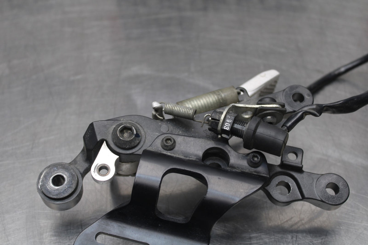 08-16 YAMAHA YZF R6 RIGHT REARSET REAR SET DRIVER FOOT PEG BRACKET MOUNT BB856