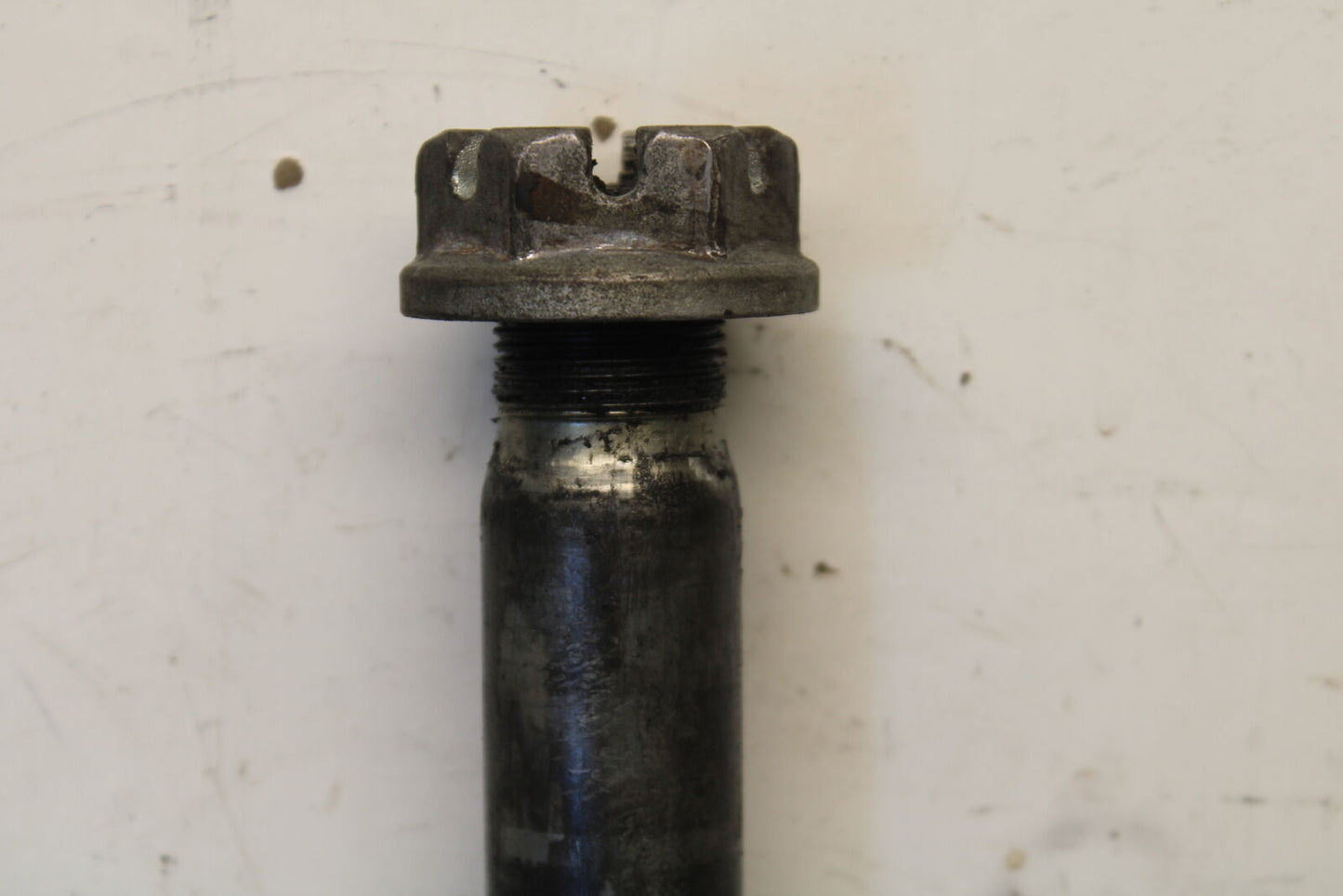 05-06 SUZUKI GSXR1000 REAR AXLE BACK WHEEL RIM PIVOT BOLT AXEL 64711-33E30 BB663