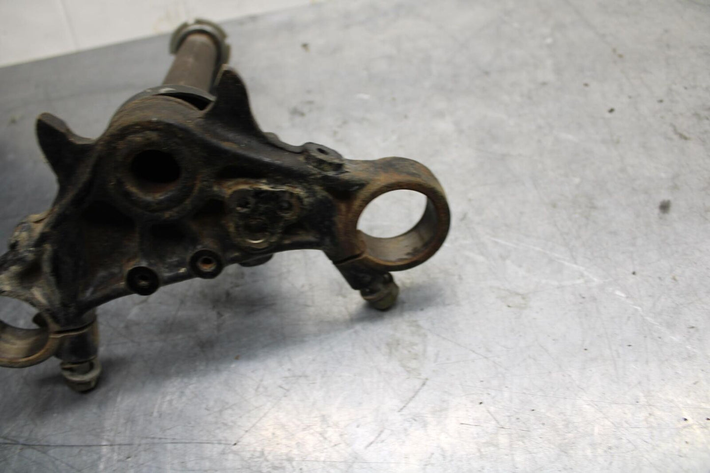75 SUZUKI GT 550 FRONT FORKS CLAMP LOWER TRIPLE TREE STEM BB72
