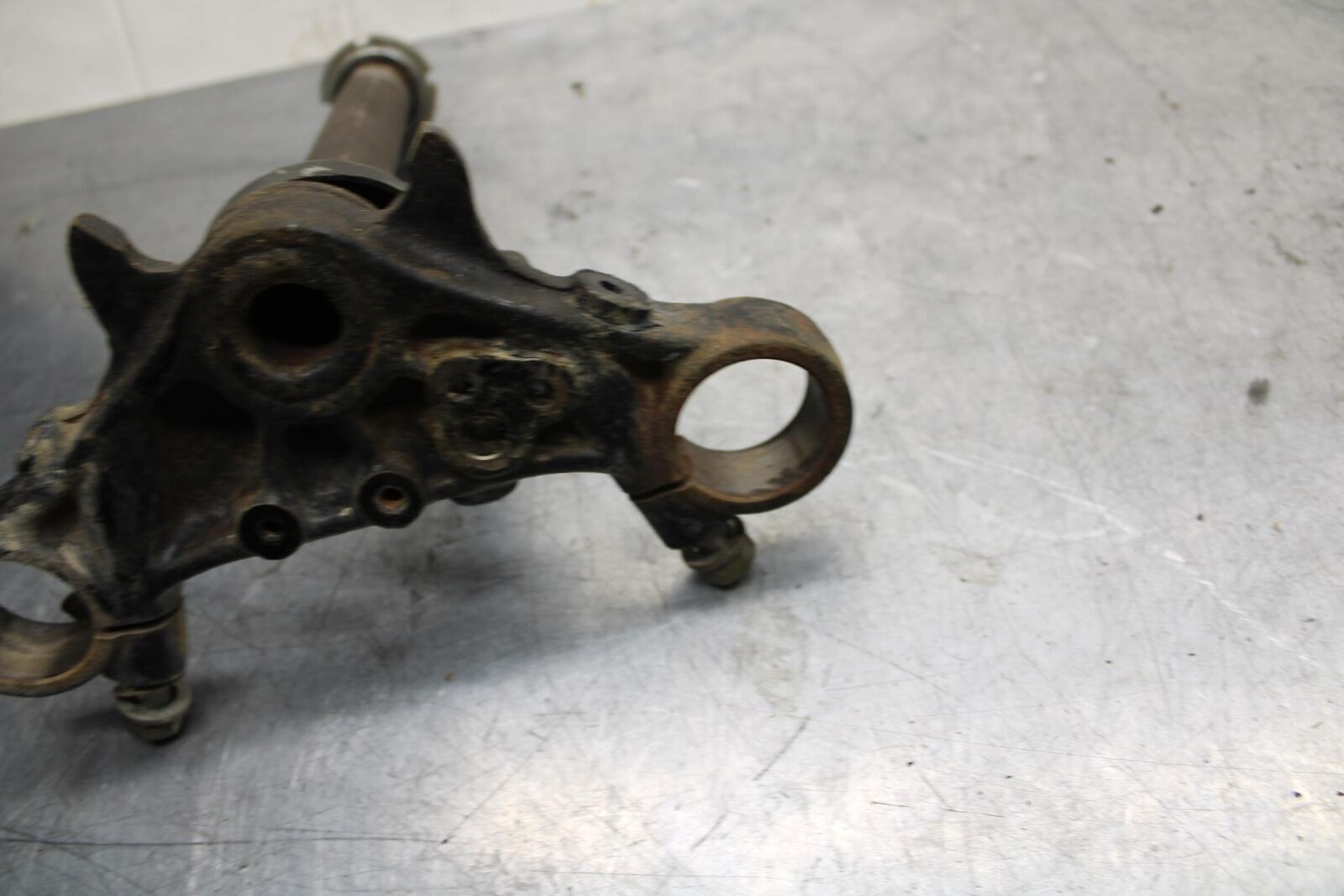 75 SUZUKI GT 550 FRONT FORKS CLAMP LOWER TRIPLE TREE STEM BB72