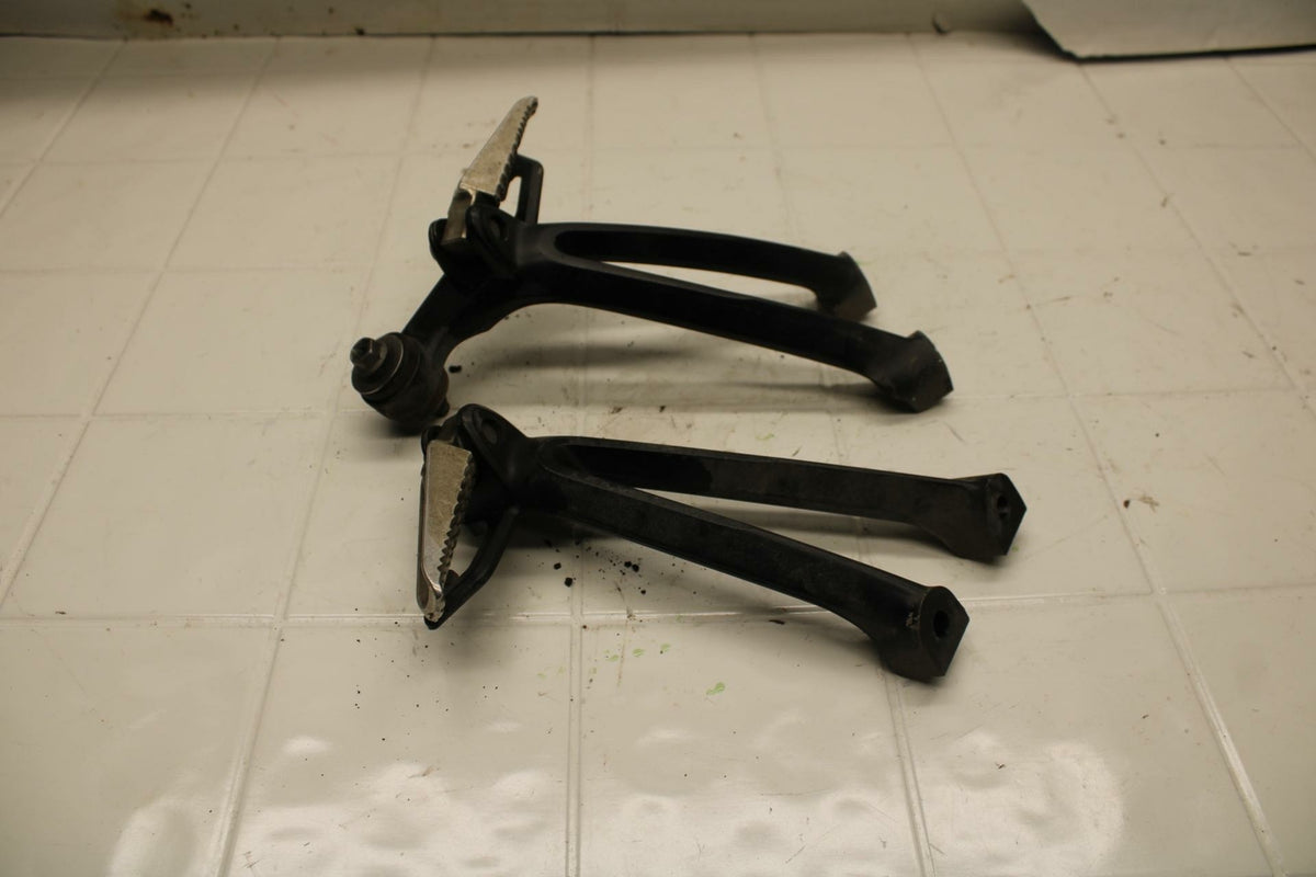 08-10 SUZUKI GSXR750 REAR BACK PASSENGER PEG SET PAIR BB396