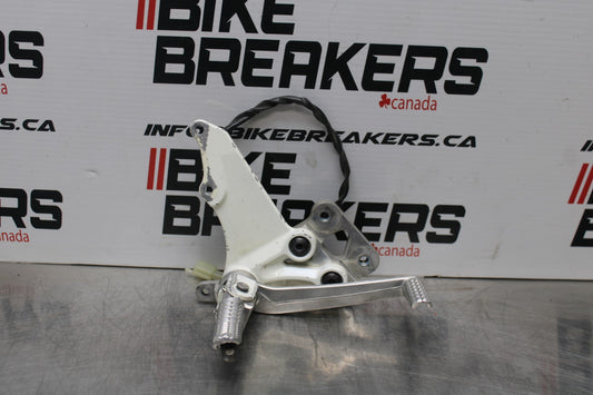 08-10 SUZUKI GSXR 600 RIGHT REARSET REAR SET DRIVER FOOT PEG REST STOP BB202