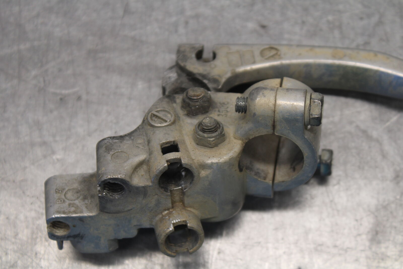 2004 Yamaha Raptor 660R YFM660R LEFT HANDLEBAR CLUTCH LEVER w/ PERCH BB695
