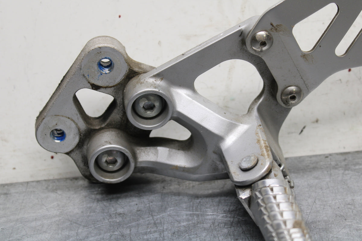 09 SUZUKI GSXR600 LEFT REARSET REAR SET DRIVER FOOT PEG REST STOP BB759