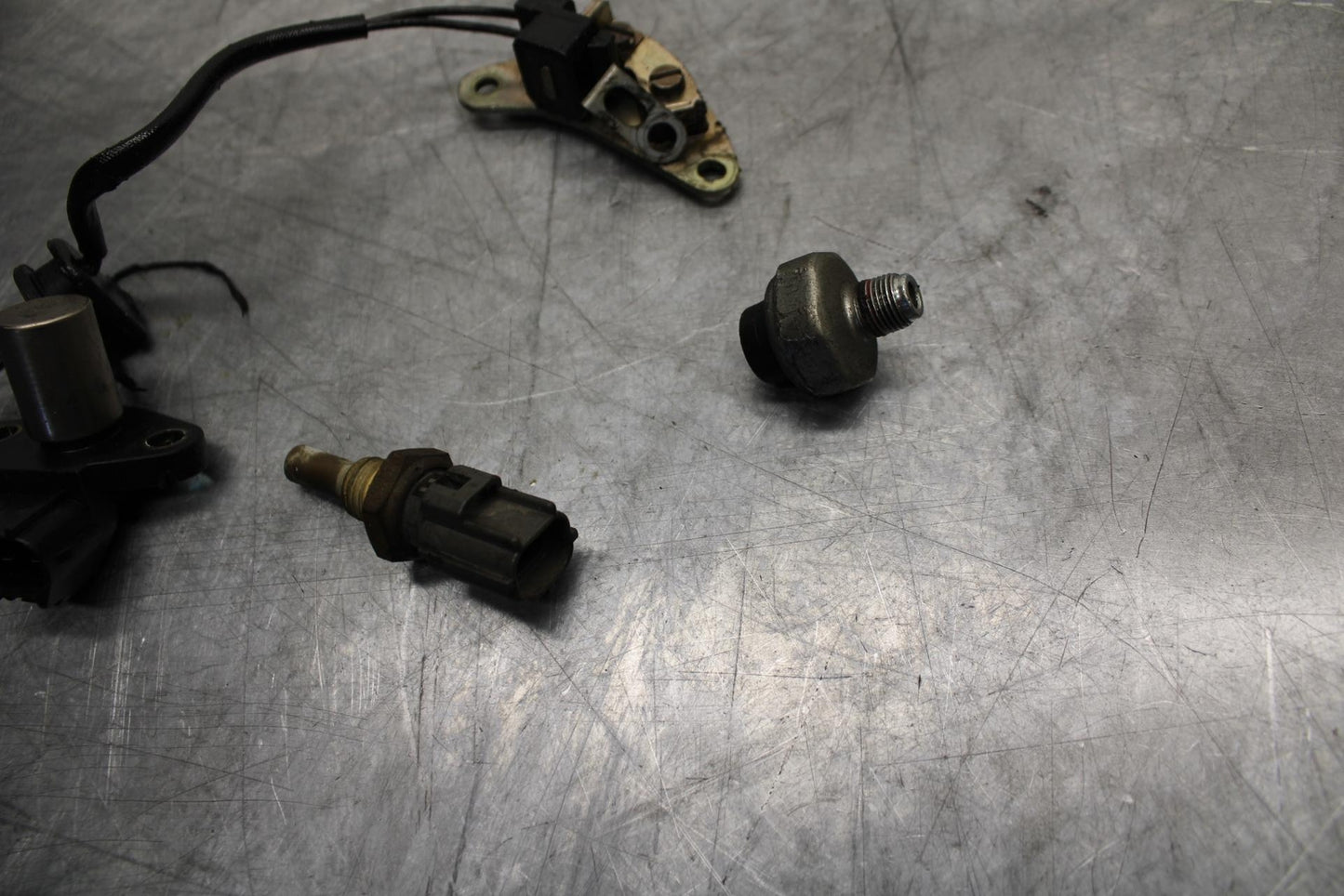 04-05 SUZUKI GSXR600 CRANKSHAFT POSTION PICK UP SENSOR ENGINE  BB329