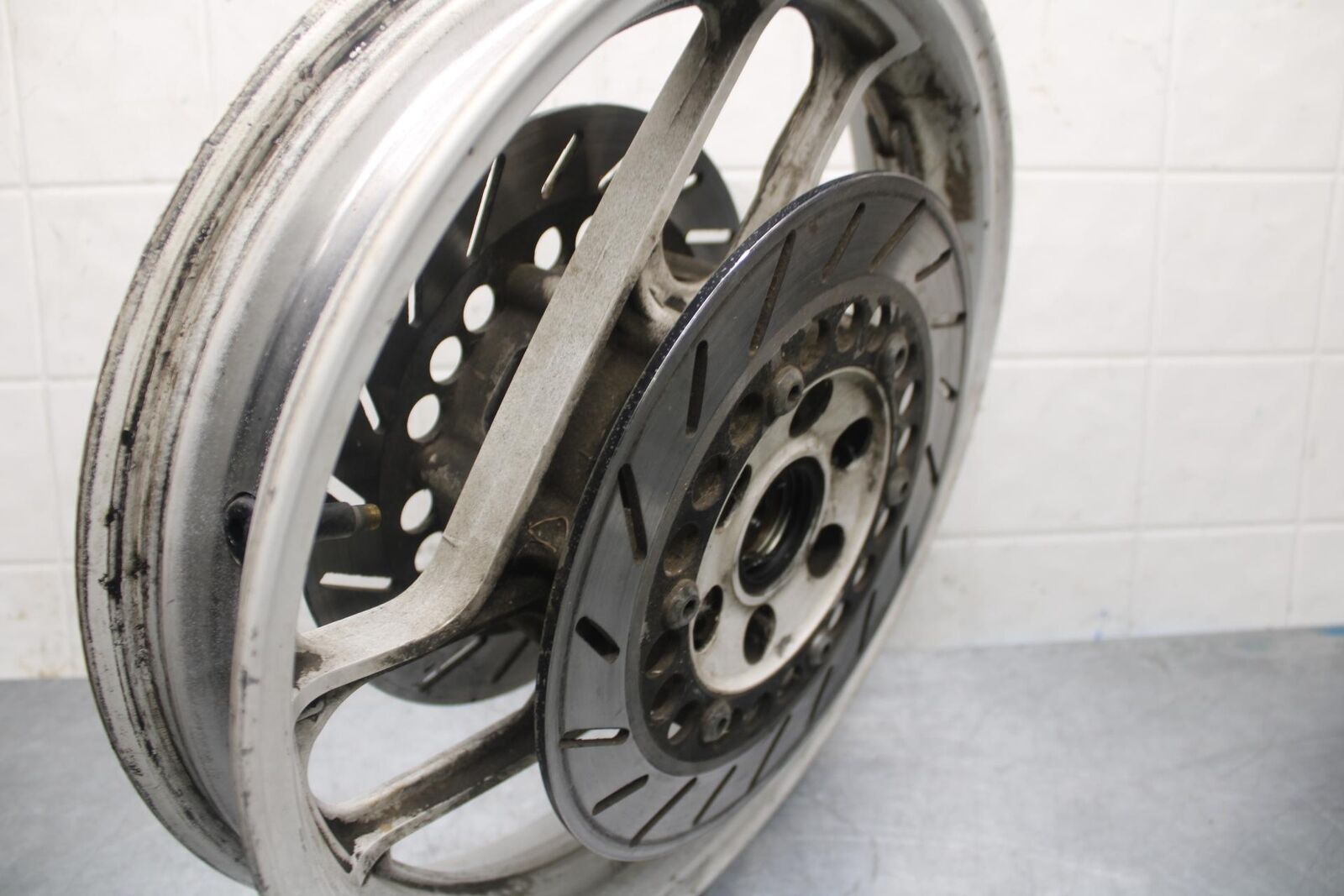 1988 Yamaha FZ600 FRONT WHEEL AND LEFT RIGHT BRAKE ROTORS DISCS BB601