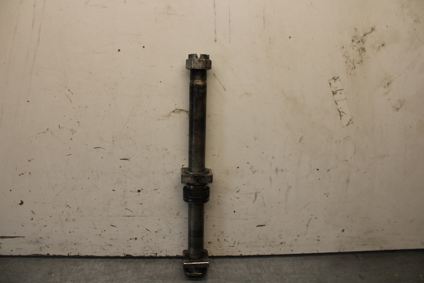 16 KAWASAKI NINJA ZX10R REAR AXLE BACK WHEEL RIM BOLT AXEL 41068-0613 BB650