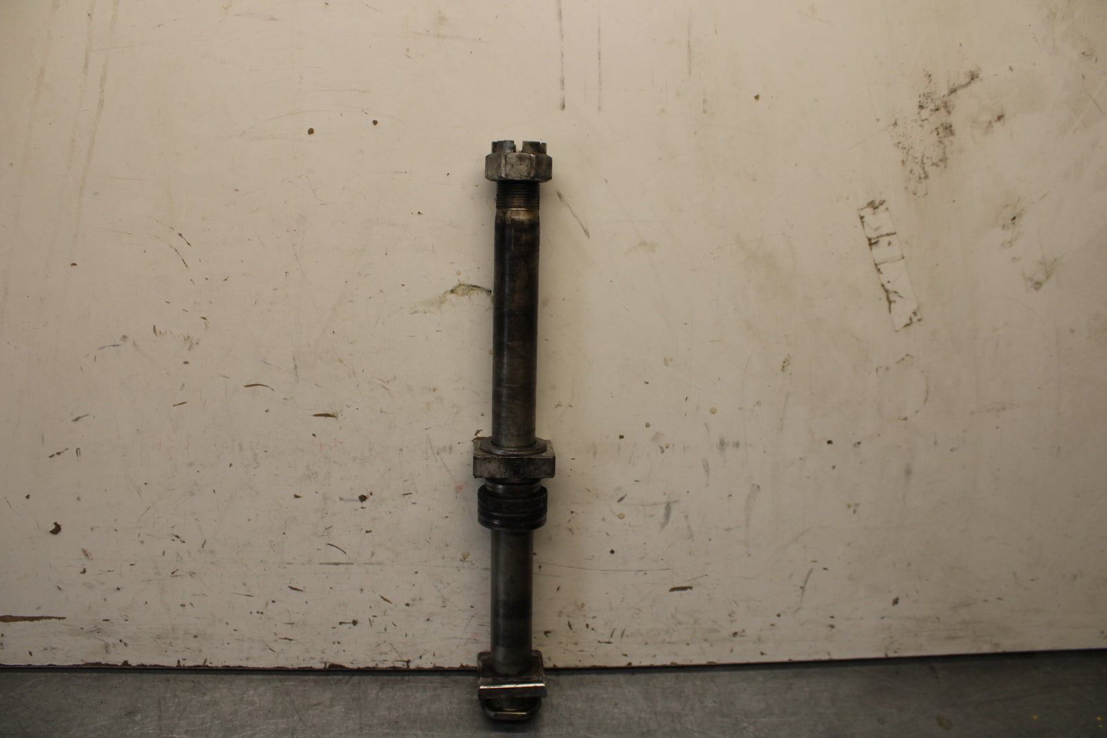 16 KAWASAKI NINJA ZX10R REAR AXLE BACK WHEEL RIM BOLT AXEL 41068-0613 BB650