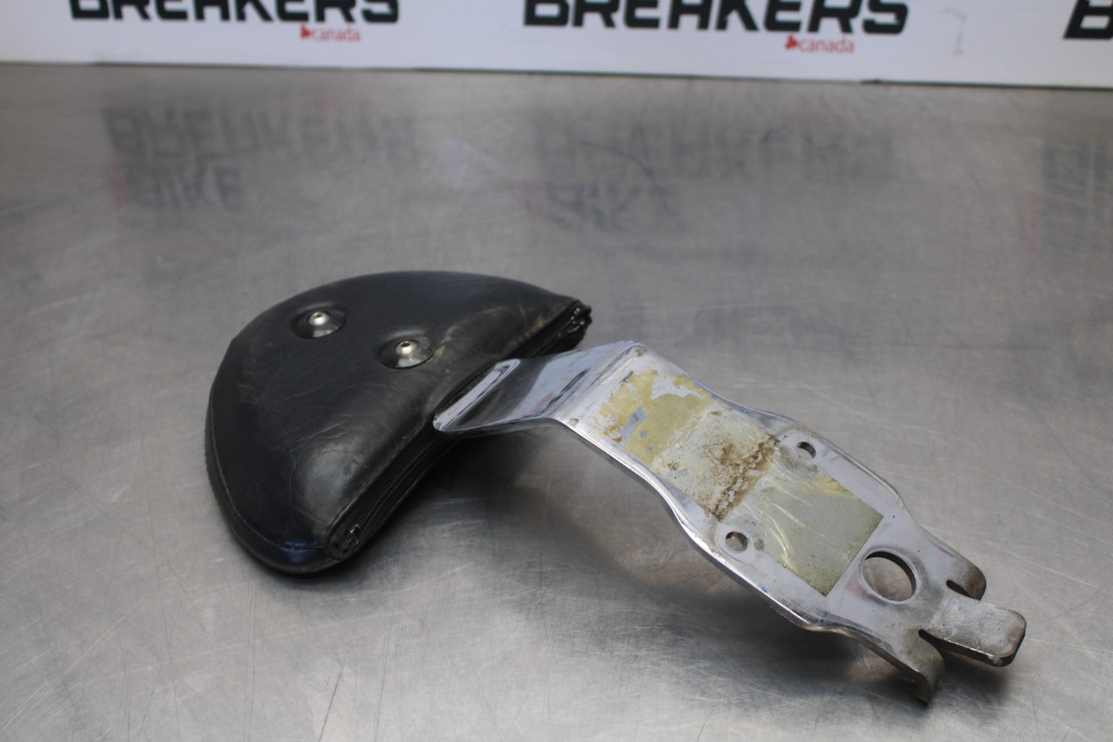 05-06 VICTORY KINGPIN DELUXE FRONT DRIVERS SEAT BACK REST BB195