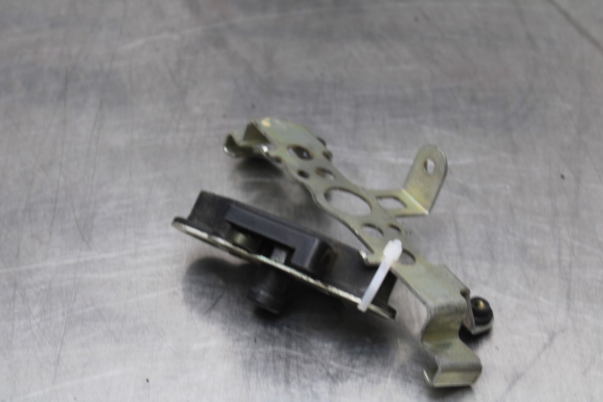 07-08 KAWASAKI NINJA ZX6R REAR PASSENGER SEAT LATCH LOCK ASSEMBLY BB199