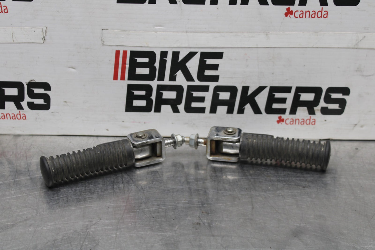 97 KAWASAKI VULCAN 1500 VN1500D CLASSIC REAR PASSENGER FOOT STEP PEG SET BB936