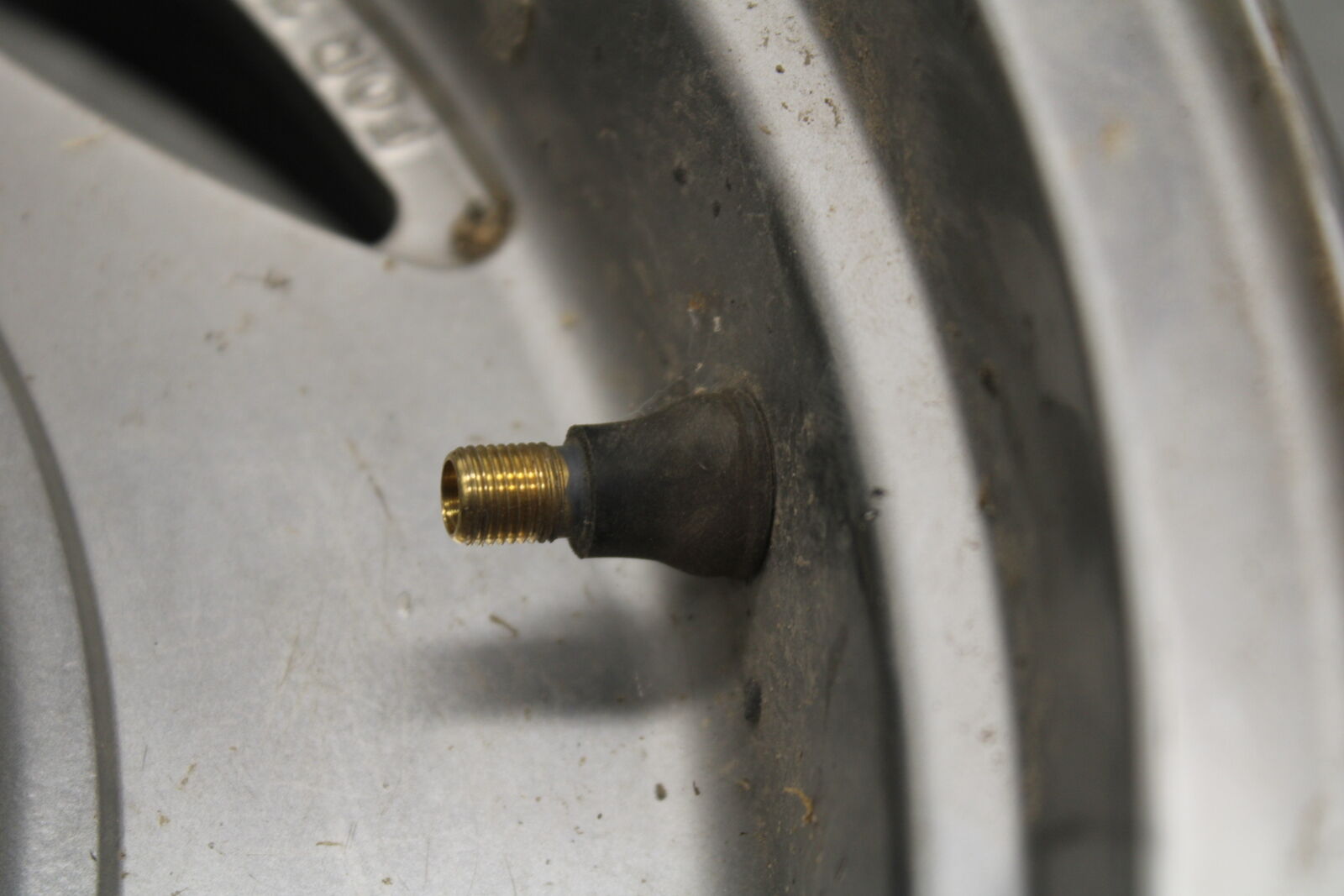 05-09 SUZUKI BOULEVARD C90 REAR WHEEL BACK RIM BB692