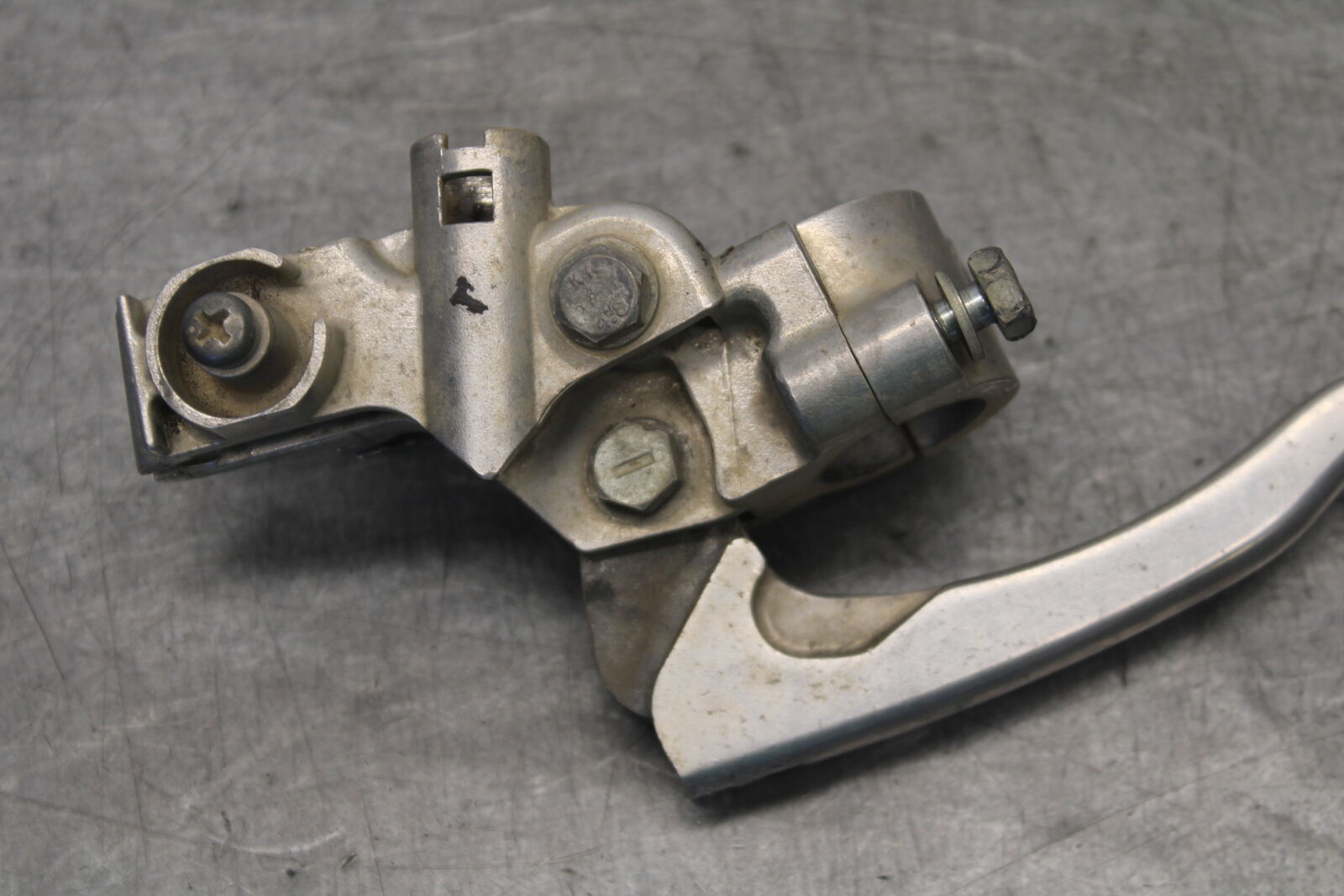 2004 Yamaha Raptor 660R YFM660R LEFT HANDLEBAR CLUTCH LEVER w/ PERCH BB695