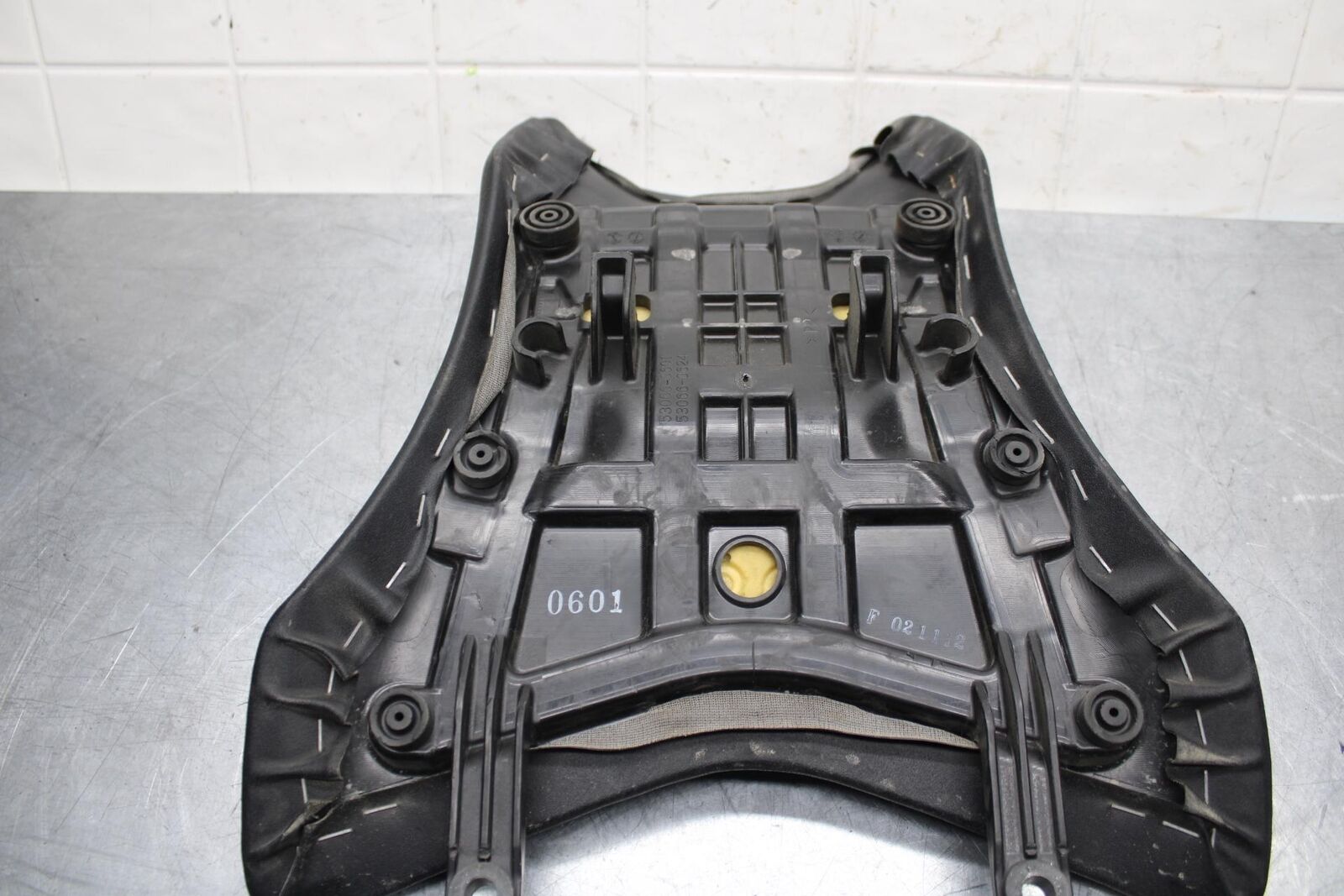16-20 KAWASAKI ZX10R FRONT DRIVERS SEAT PAD SADDLE PILLION BB591