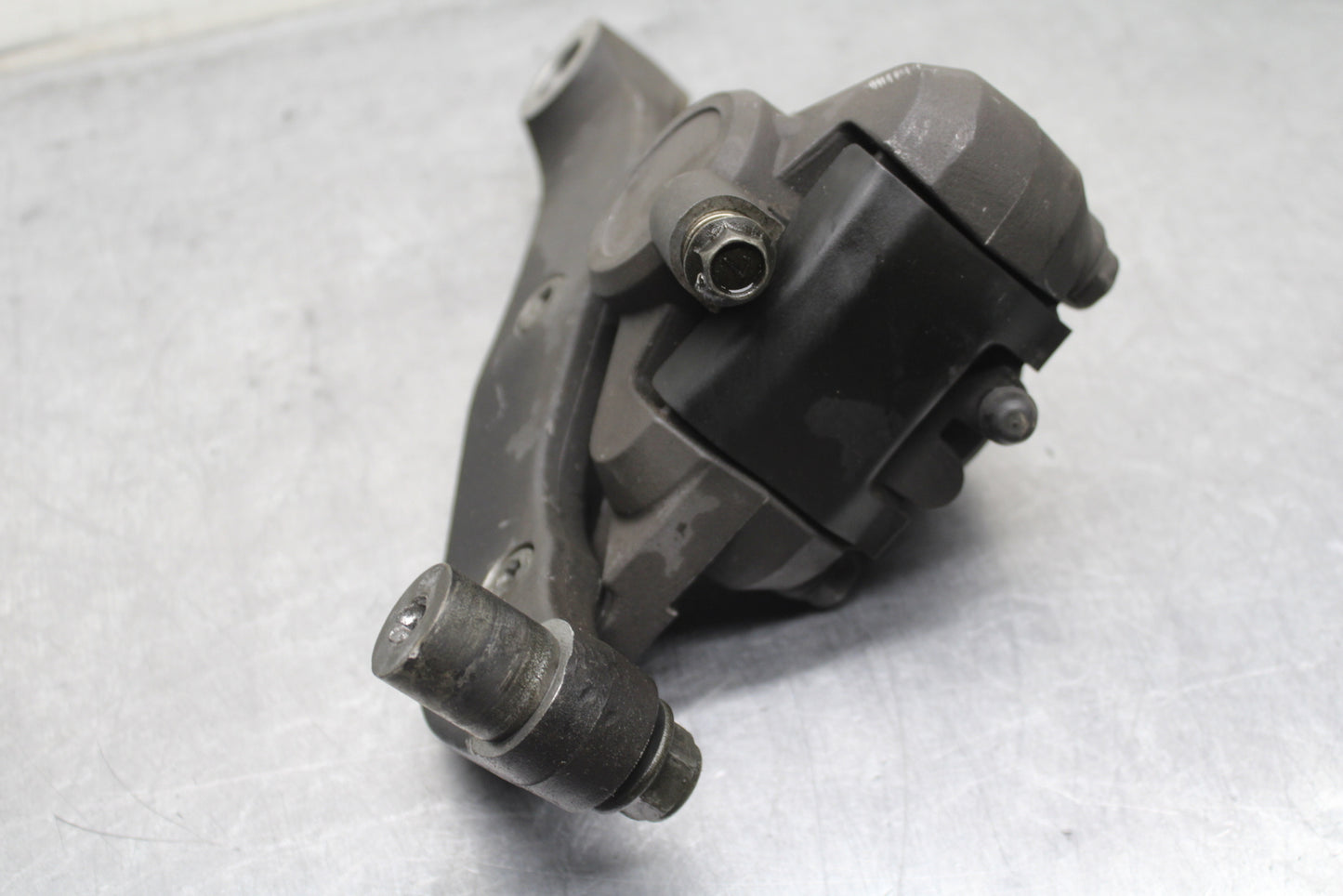 00 SUZUKI INTRUDER 1500 VL1500 REAR BACK BRAKE CALIPER W MOUNT BRACKET BB761