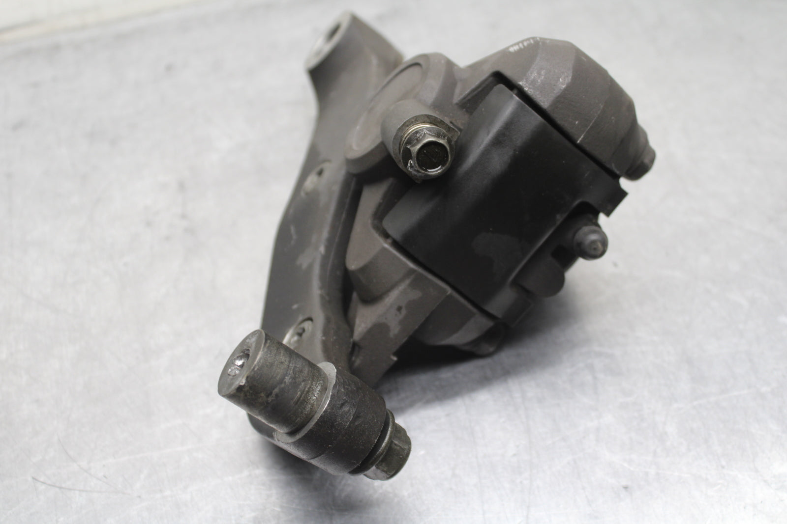 00 SUZUKI INTRUDER 1500 VL1500 REAR BACK BRAKE CALIPER W MOUNT BRACKET BB761