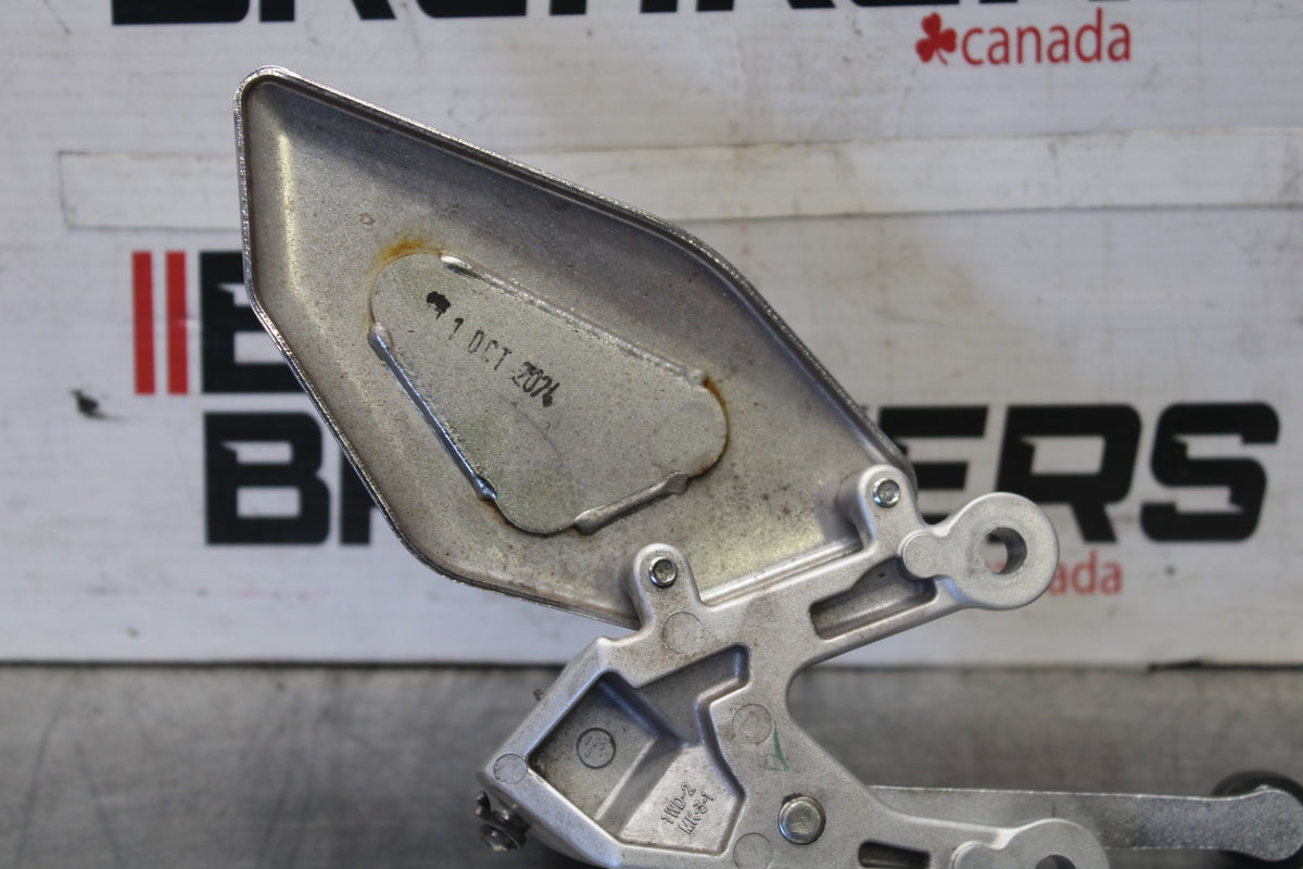 19-24 YAMAHA R3 LEFT REARSET REAR SET FOOT PEG W SHIFTER BB942