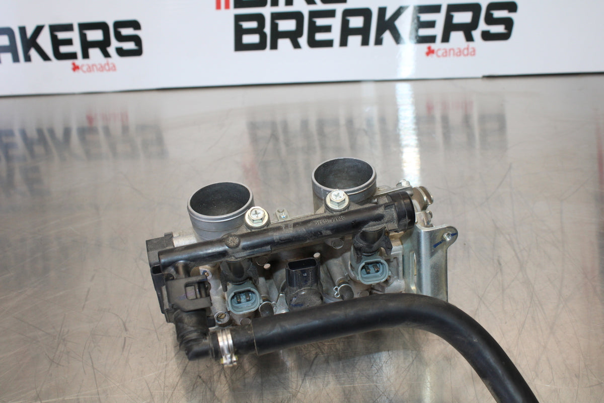 23 YAMAHA YZF R3 MAIN FUEL INJECTORS / THROTTLE BODIES BB147