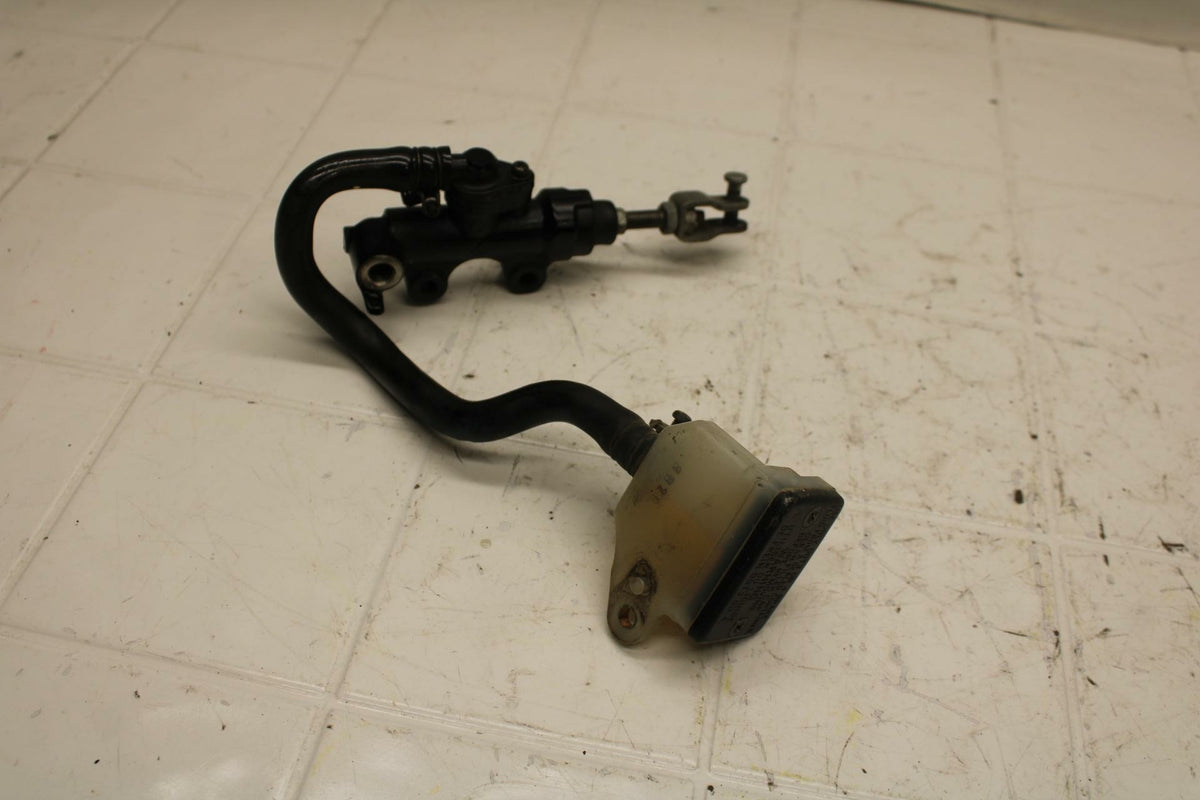 88 SUZUKI GSXR750 REAR BACK BRAKE MASTER CYLINDER W RESERVOIR BB18