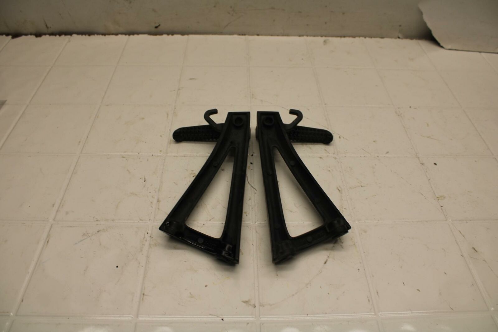 08-16 YAMAHA YZF R6 REAR BACK PASSENGER PEG SET PAIR BB406
