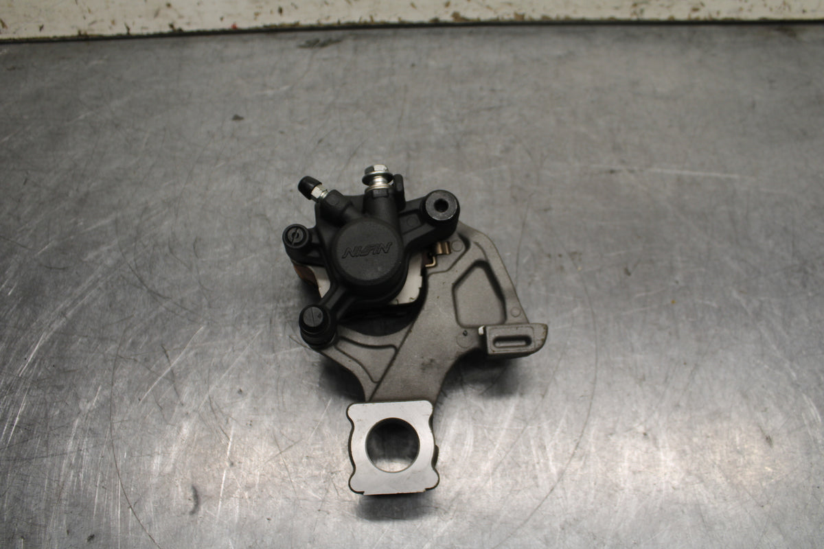 13 SUZUKI GSXR750 REAR BACK BRAKE CALIPER W MOUNT BRACKET BB110