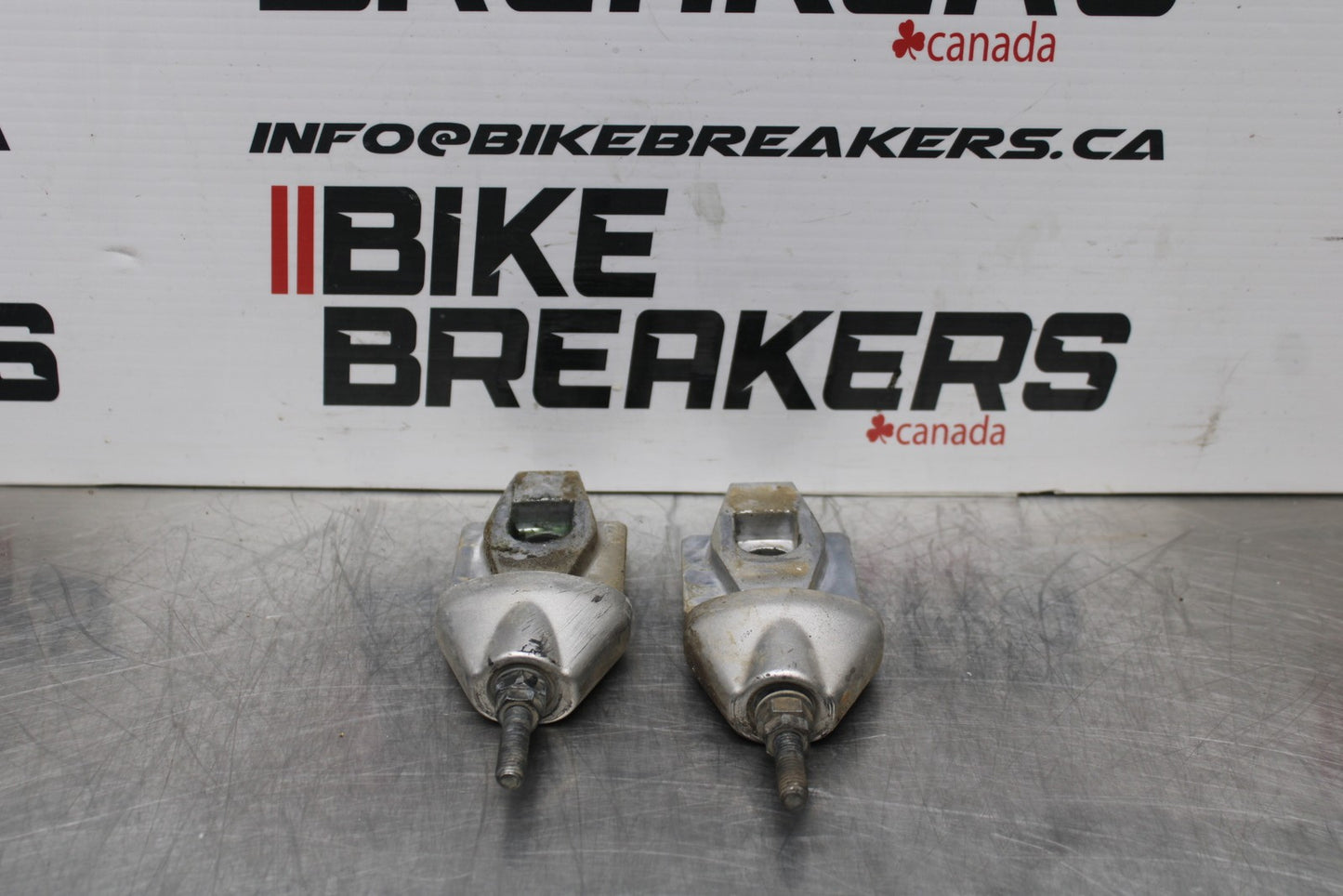 09-10 KAWASAKI ER-6N SWINGARM CHAIN TENSIONER ADJUSTMENT BRACKETS  BB205