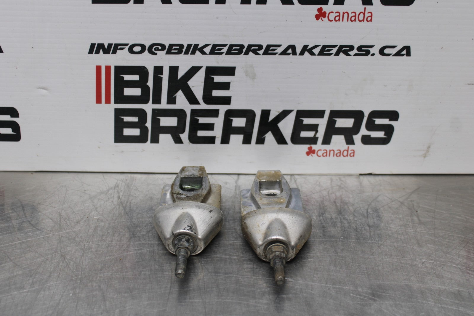 09-10 KAWASAKI ER-6N SWINGARM CHAIN TENSIONER ADJUSTMENT BRACKETS  BB205