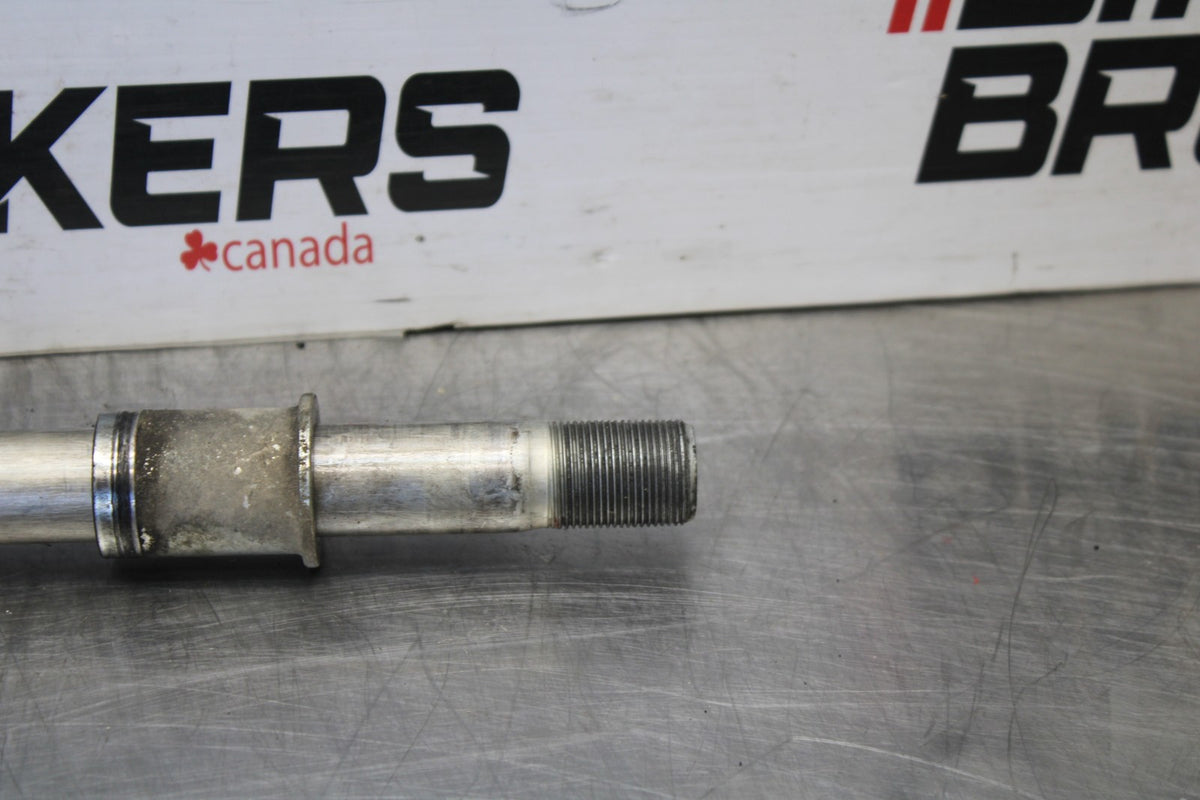 08 KAWASAKI VULCAN 1600 VN1600D NOMAD FRONT WHEEL RIM AXLE PIVOT BOLT BB904