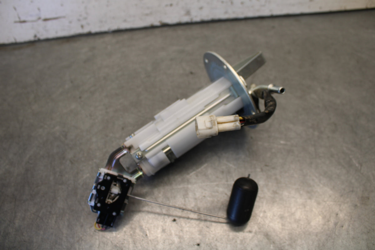 11-24 SUZUKI GSXR750 FUEL PUMP GAS PETROL SENDER UNIT  BB687