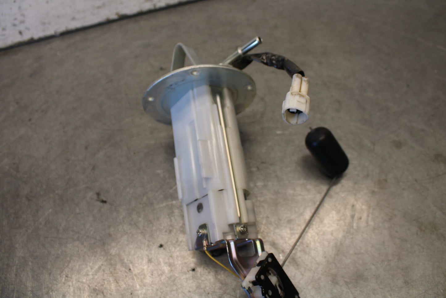 11-24 SUZUKI GSXR750 FUEL PUMP GAS PETROL SENDER UNIT  BB687