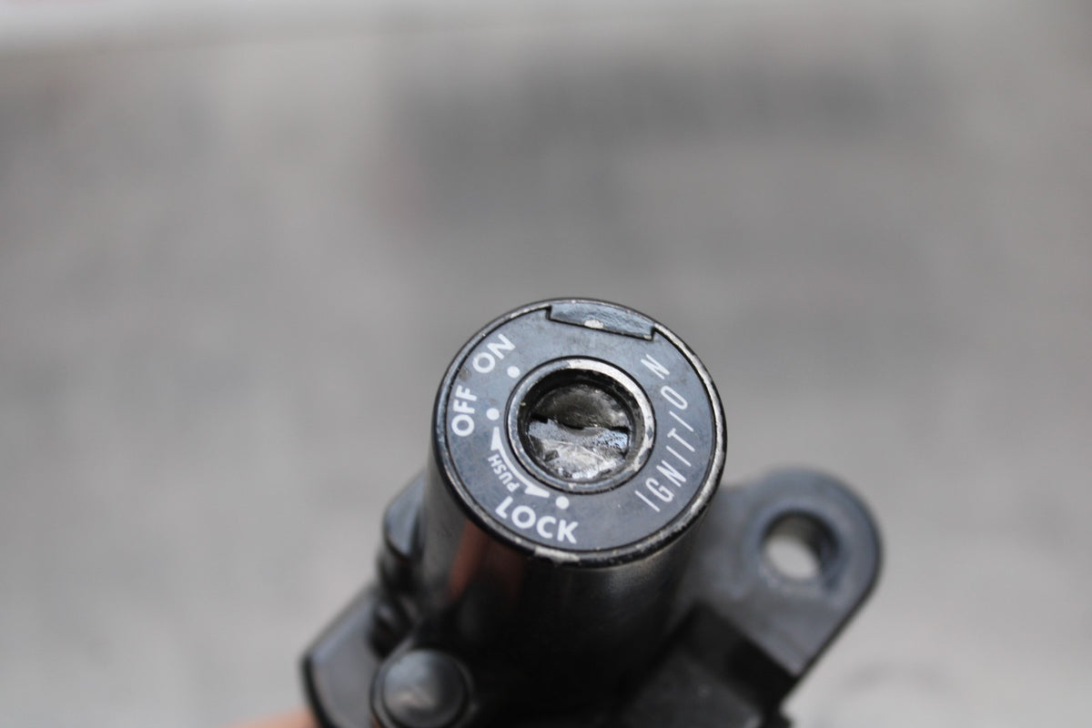 94 SUZUKI KATANA 750 IGNITION LOCK KEY SET W/ GAS CAP BB686