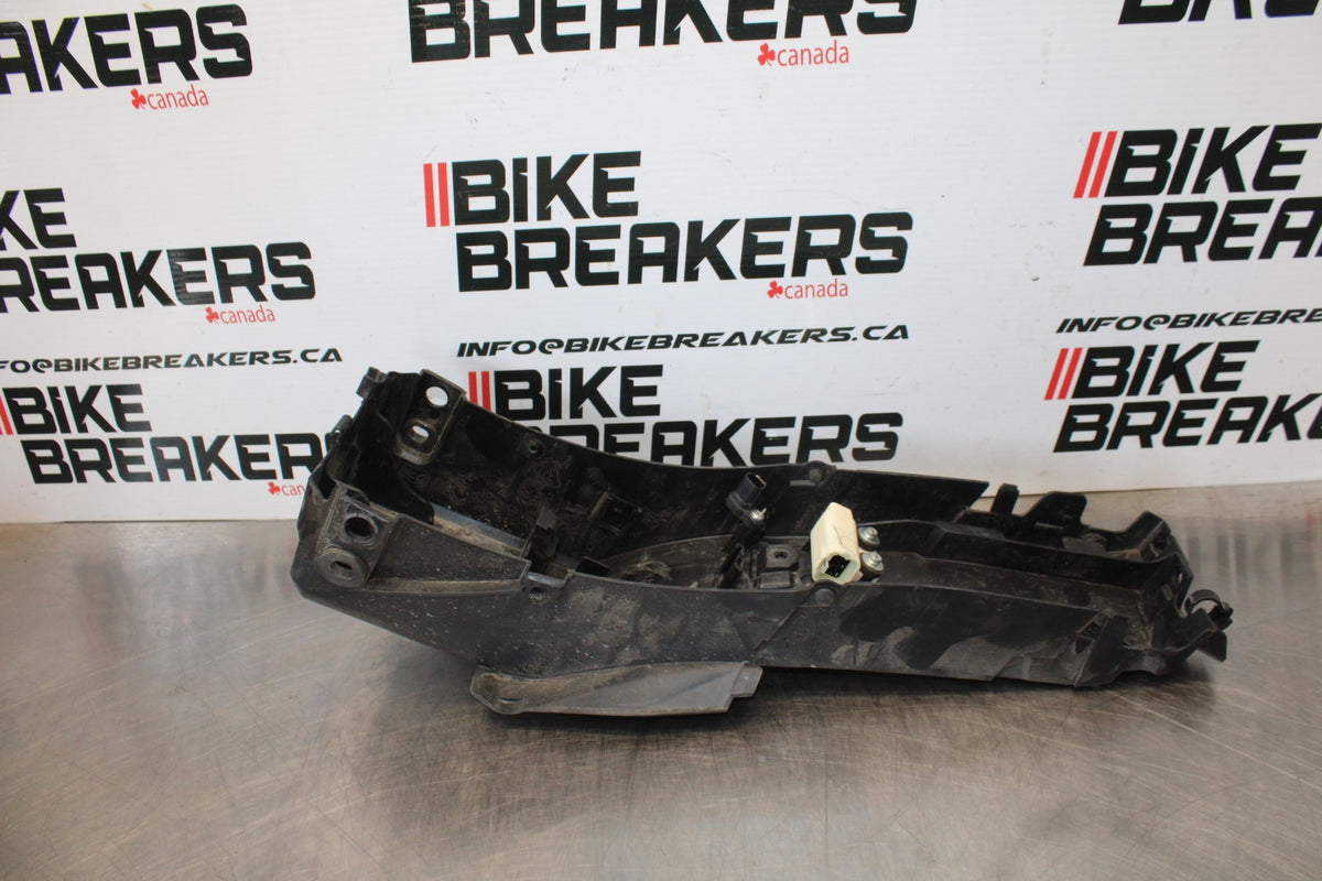 22-25 YAMAHA YZF R7 REAR BACK TAIL UNDERTAIL BATTERY TRAY PLASTIC BB176