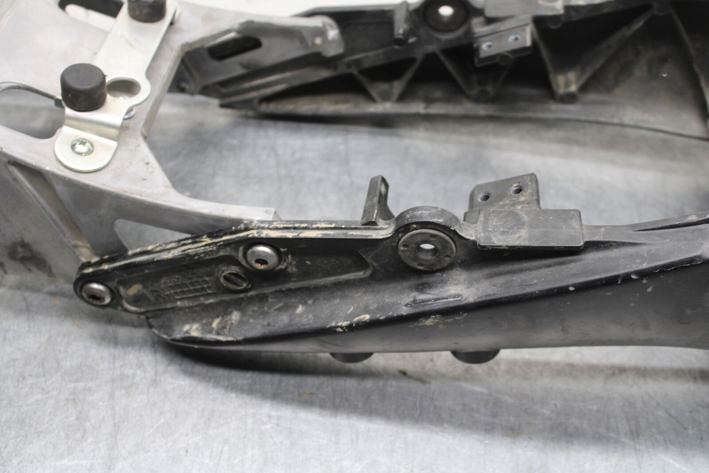 06-07 SUZUKI GSXR750 REAR SUBFRAME SUB FRAME 41211-01H00-YAP 41231-41G10 BB670