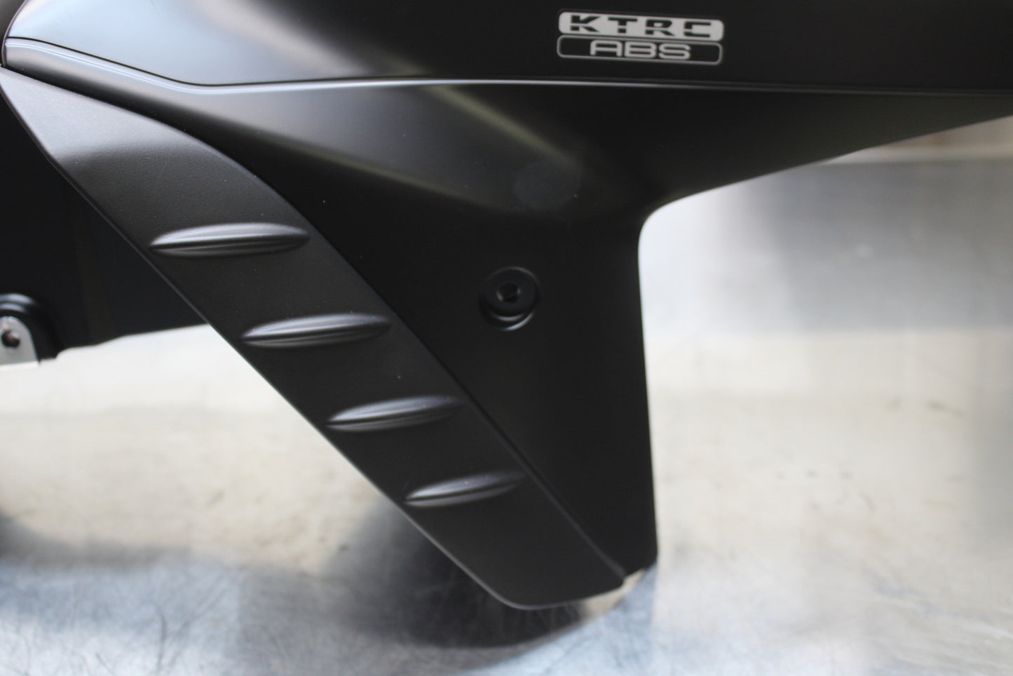 23-24 KAWASAKI NINJA ZX14R FRONT WHEEL FENDER COWL FAIRING BB141