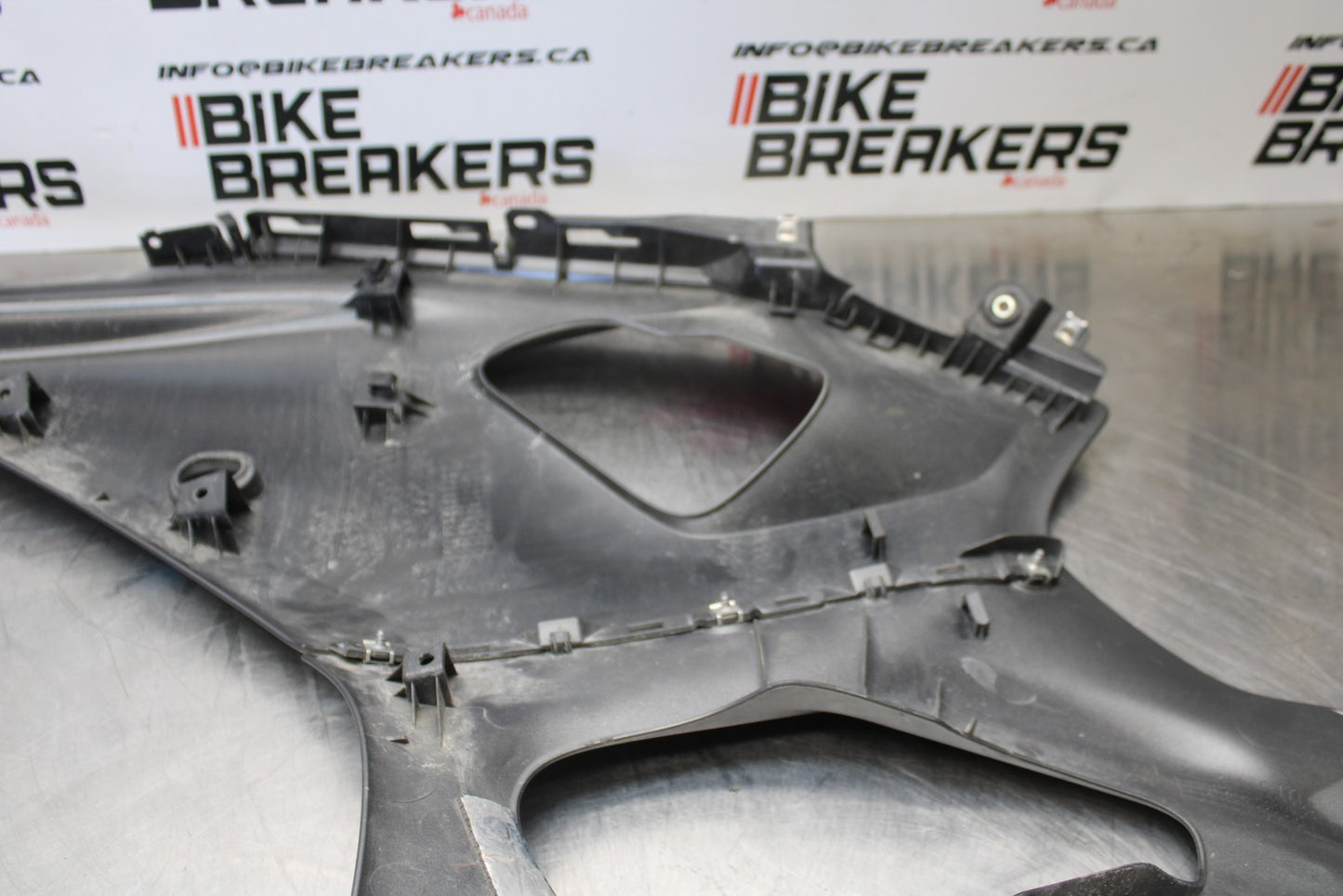 22-25 YAMAHA YZF R7 RIGHT MID UPPER SIDE FAIRING COWL BB182