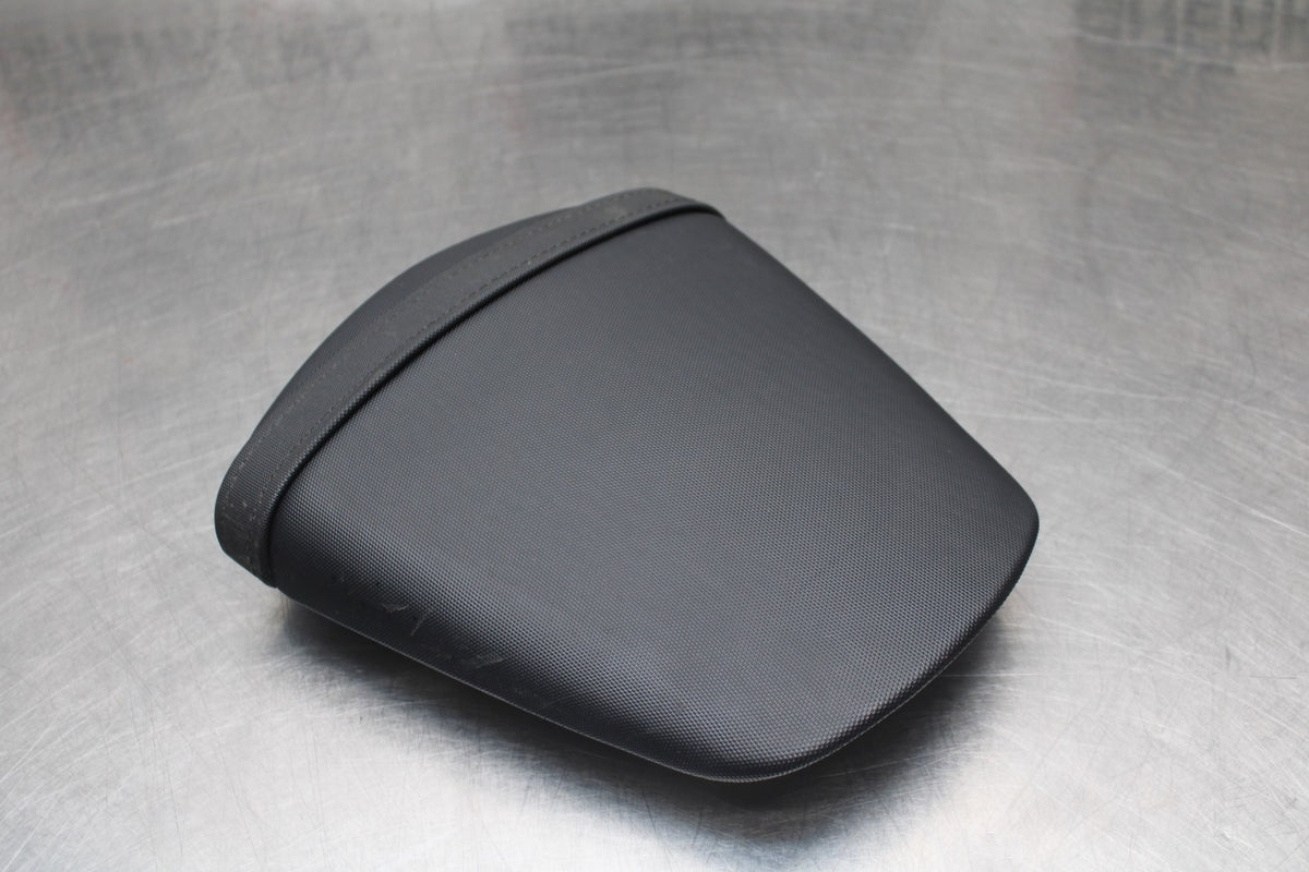 11-23 SUZUKI GSXR 600 REAR BACK PASSENGER TANDEM SEAT PAD SADDLE PILLION BB418