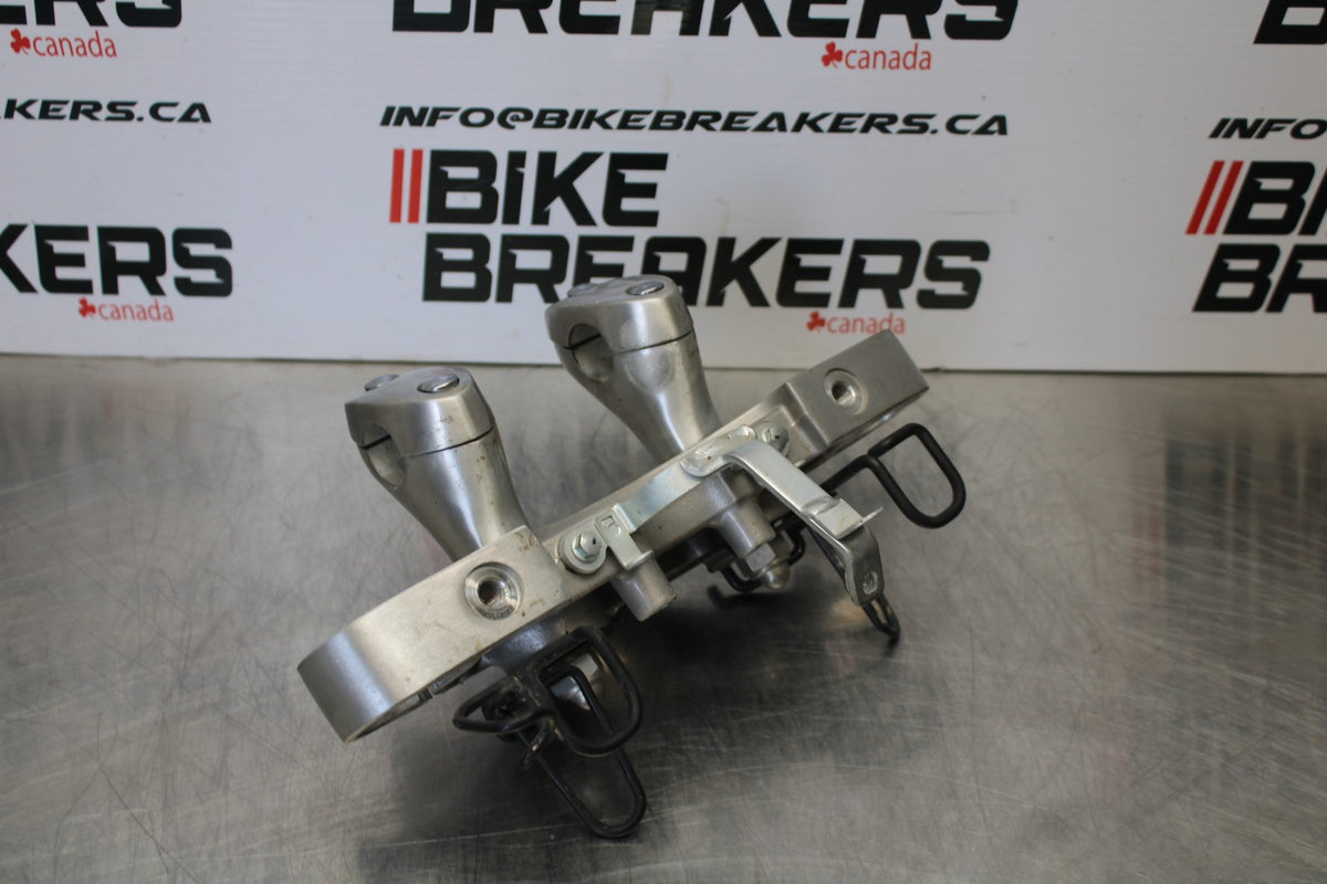 09 YAMAHA V STAR 950 FORKS UPPER TRIPLE TREE CLAMP BB172