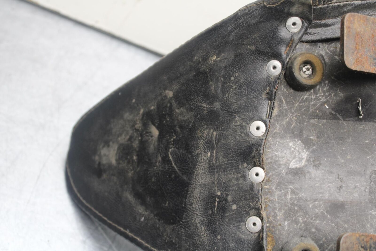 1988 Yamaha FZ600 FRONT DRIVERS SEAT PAD SADDLE BB601