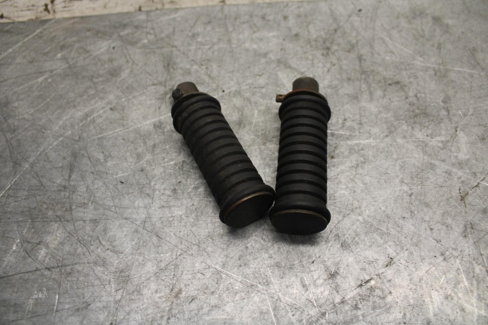 1982 Suzuki GS450L REAR PASSENGER FOOT STEP PEG BB52