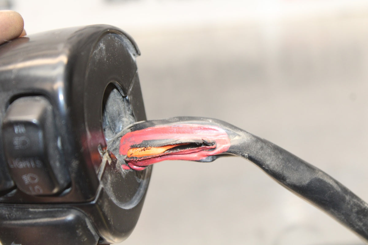 09 HARLEY-DAVIDSON SPORTSTER 1200 CUSTOM XL1200C LEFT HANDLE BAR SWITCH BB776
