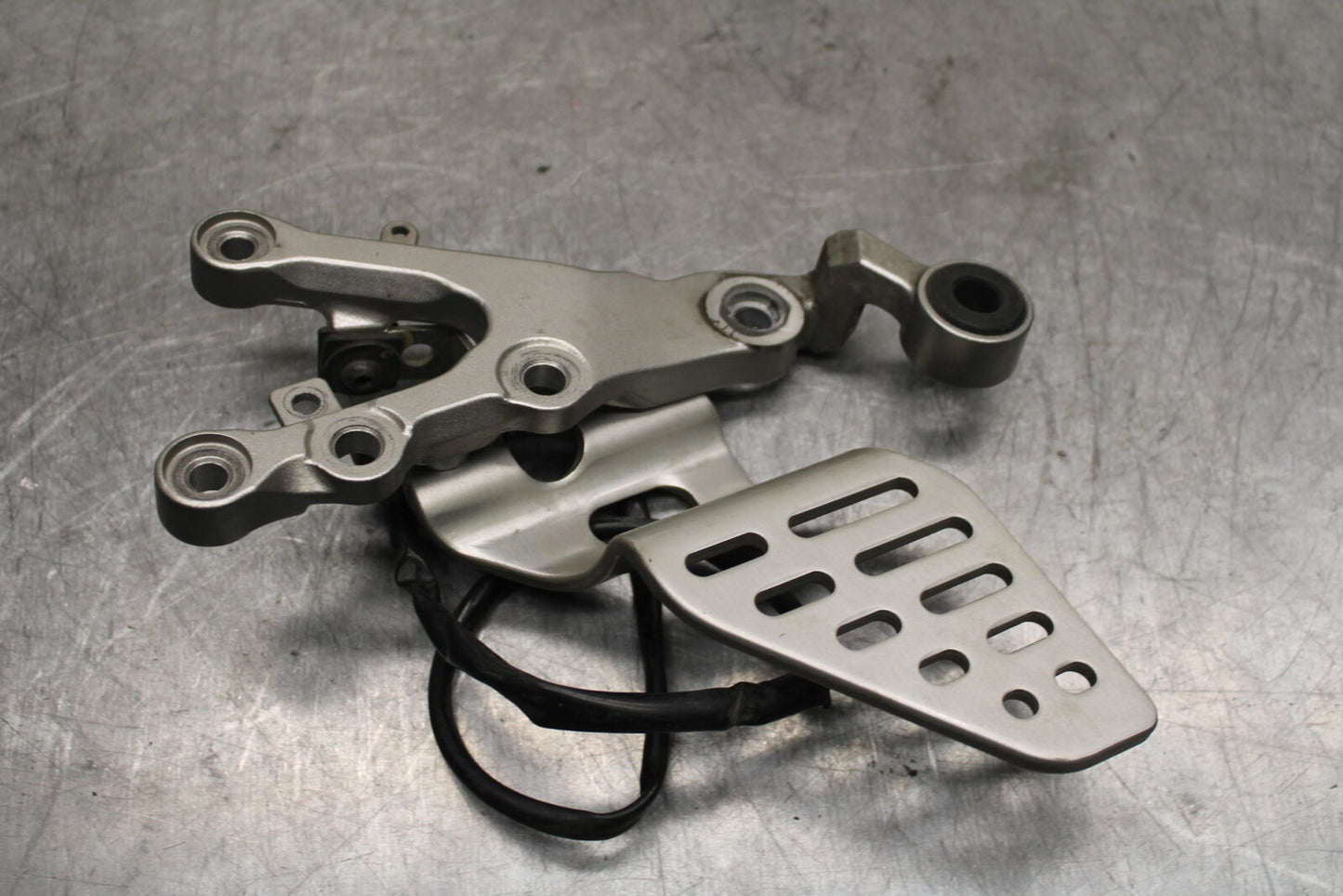 06 YAMAHA YZF R6 RIGHT LEFT REARSETS REAR SET DRIVER FOOT PEGS  BB716
