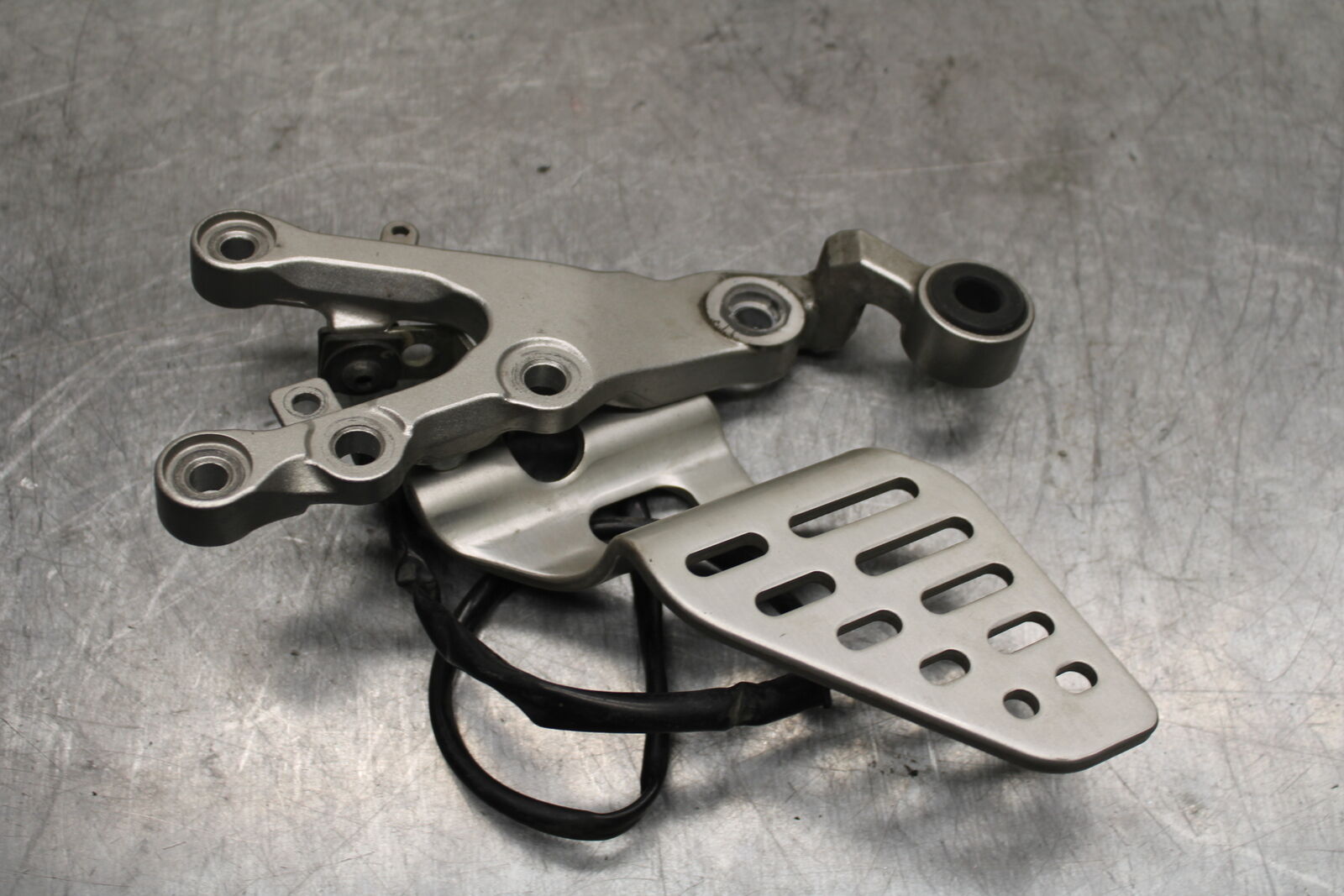06 YAMAHA YZF R6 RIGHT LEFT REARSETS REAR SET DRIVER FOOT PEGS  BB716
