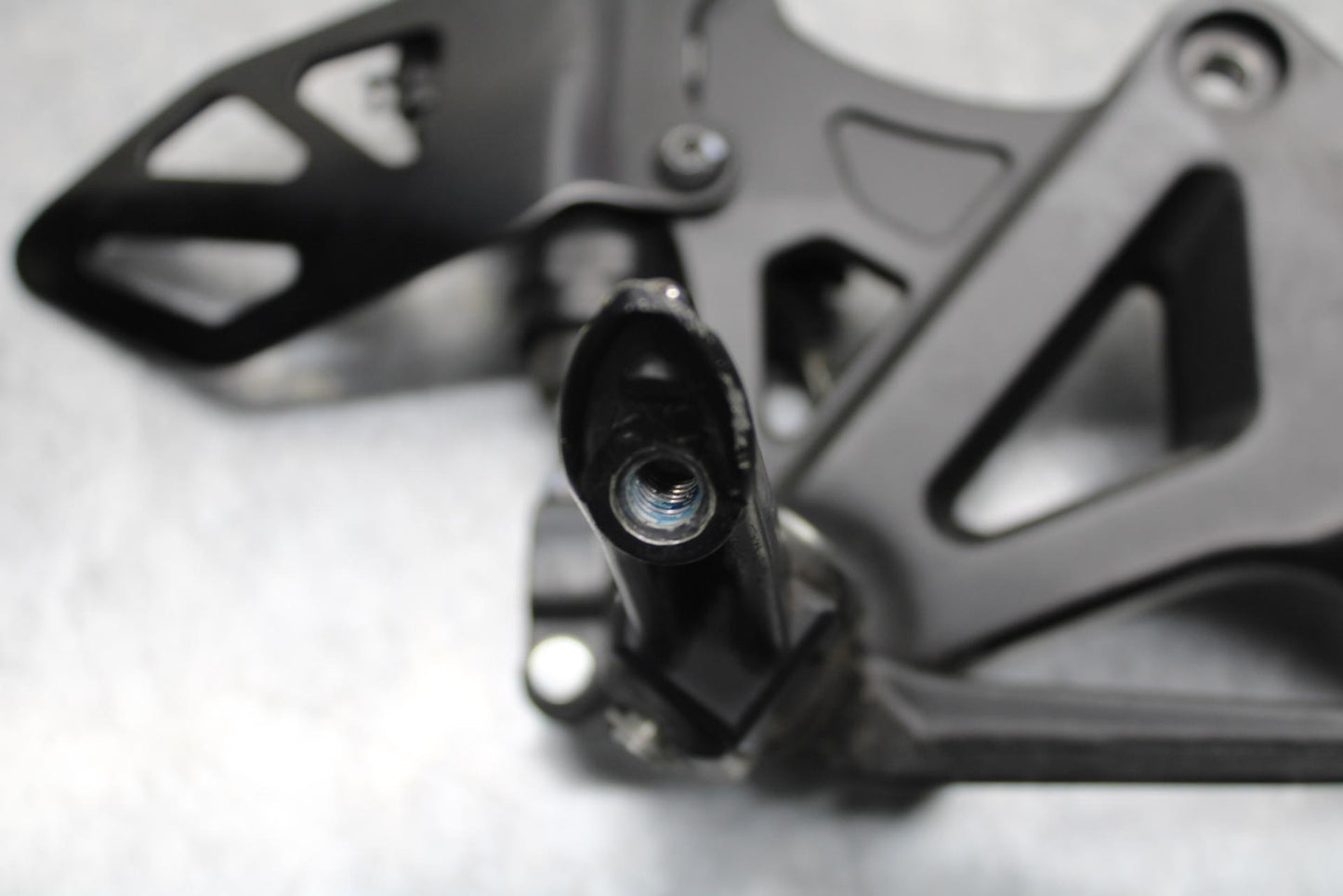 20 SUZUKI GSXR 1000 RIGHT REARSET REAR SET DRIVER FOOT PEG REST STOP BB597
