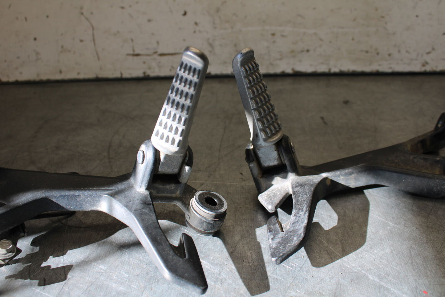 19-22 KAWASAKI Z400 REAR BACK PASSENGER PEG SET PAIR BB708