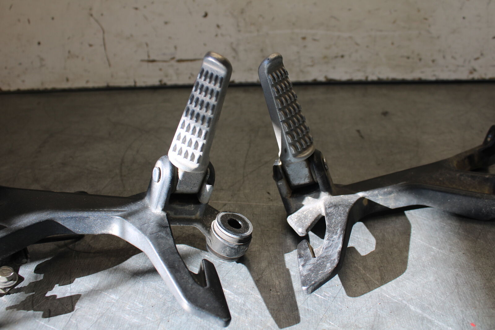 19-22 KAWASAKI Z400 REAR BACK PASSENGER PEG SET PAIR BB708