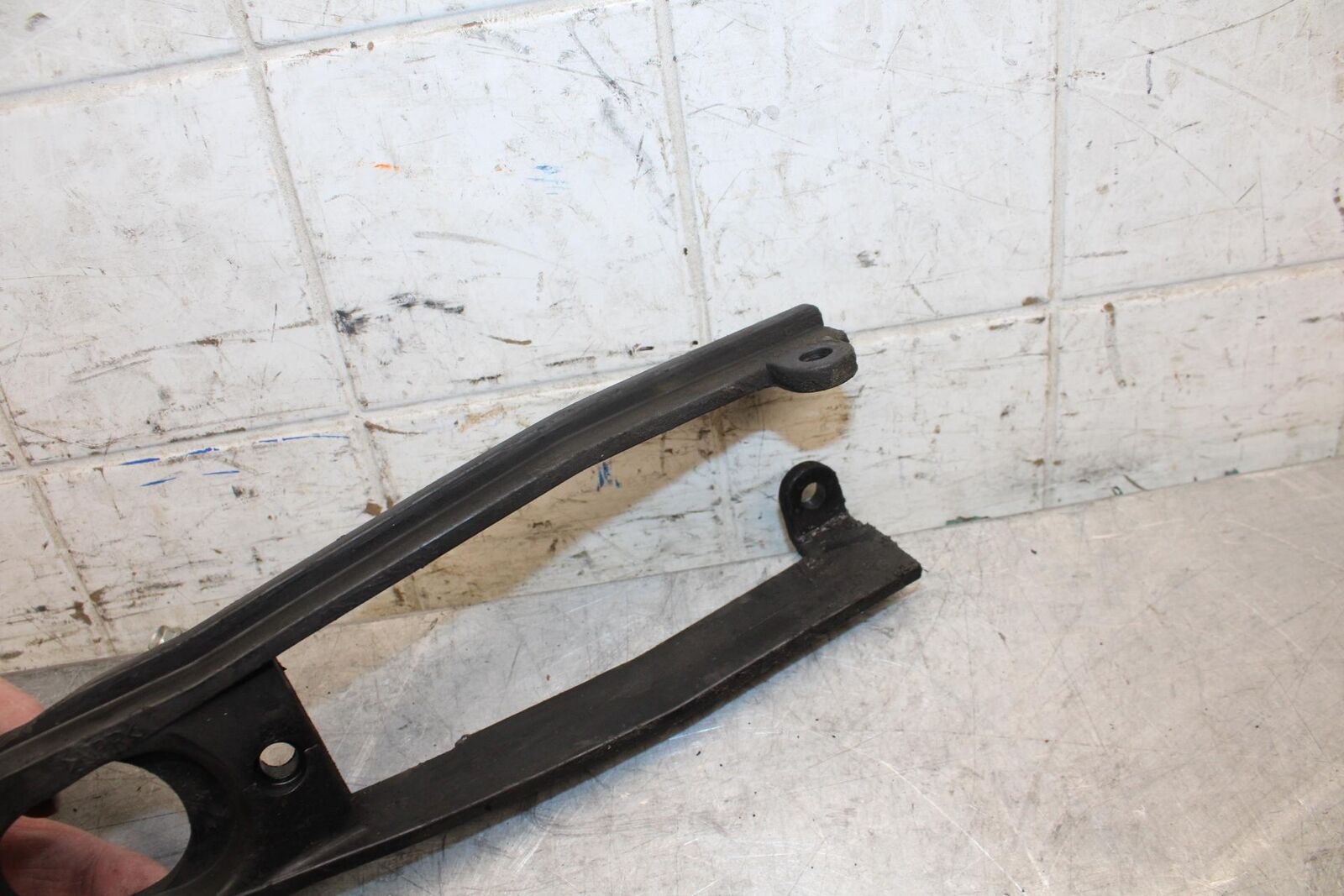 2007 Suzuki GSXR750 SWINGARM CHAIN BUFFER SLIDER GUIDE 61273-01H00 BB546