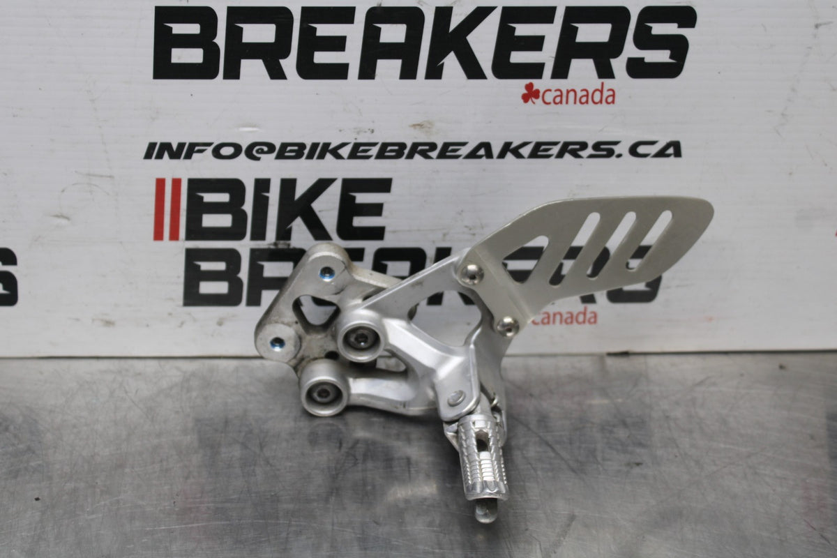 06-07 SUZUKI GSXR 600 LEFT REARSET REAR SET DRIVER FOOT PEG REST STOP BB822